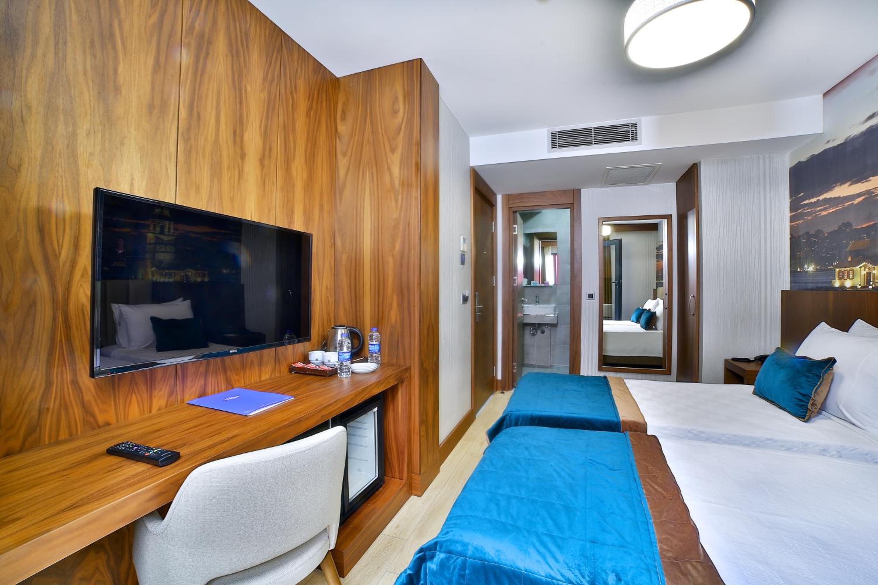 Queen Room with Balcony photo 2