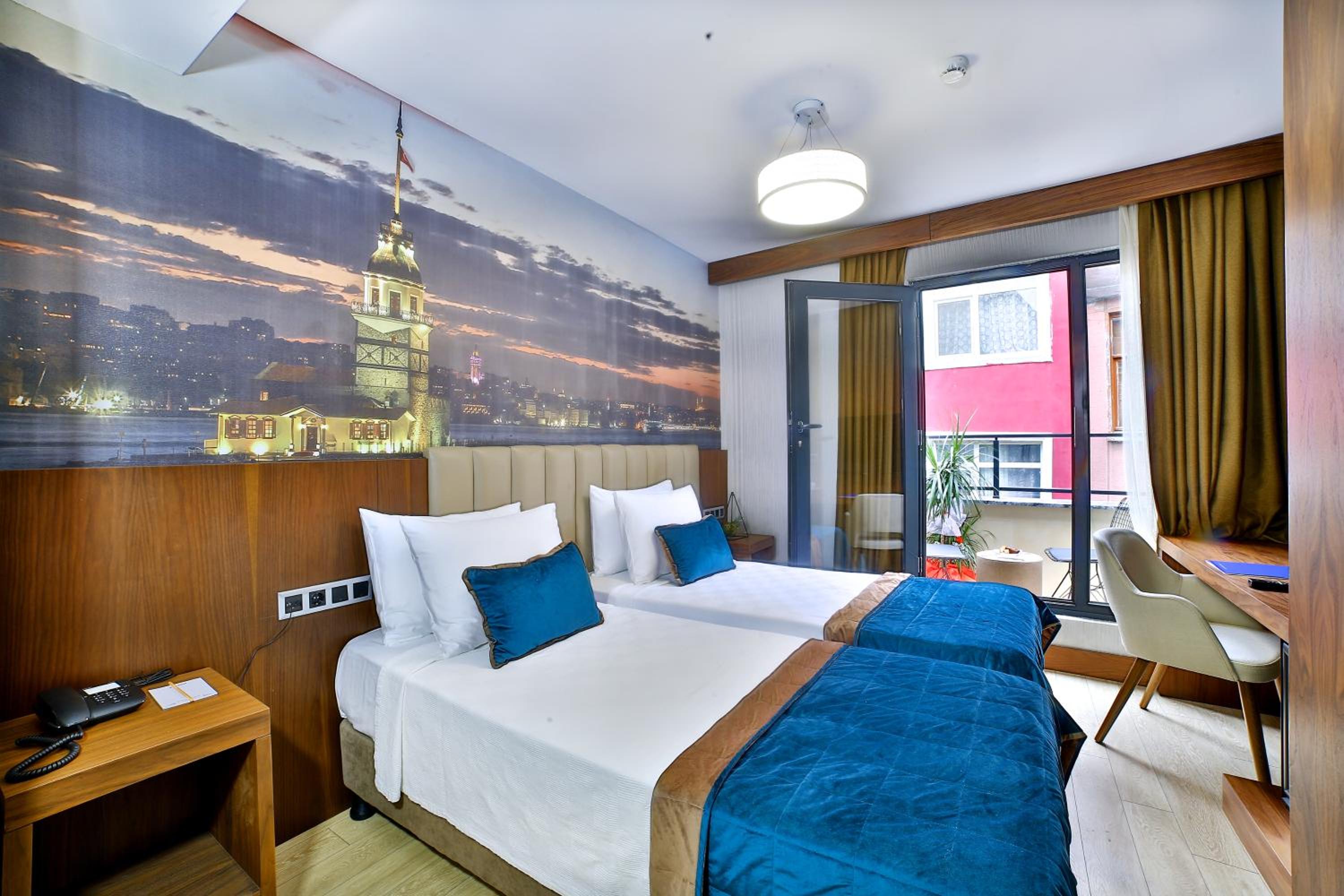 Queen Room with Balcony photo 1