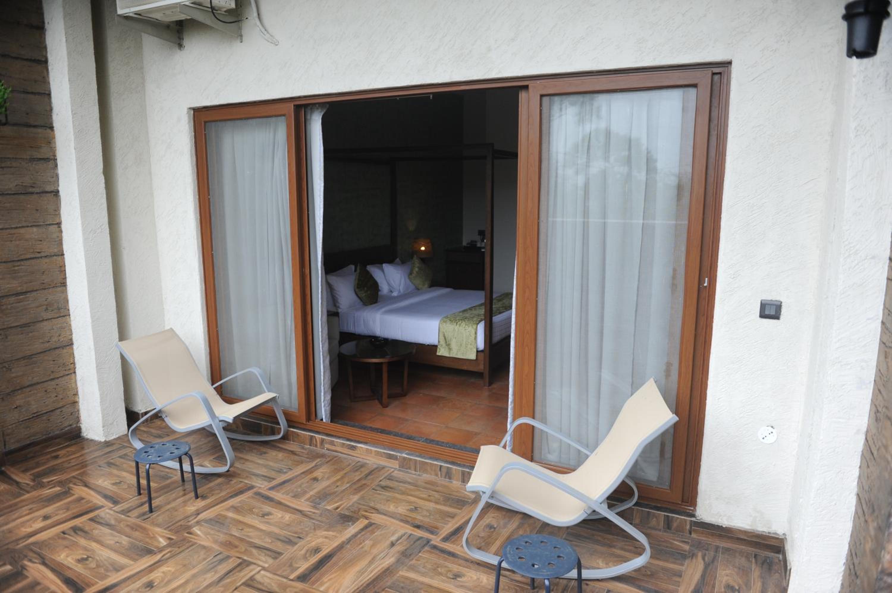 Double Room with Patio - Photo 11