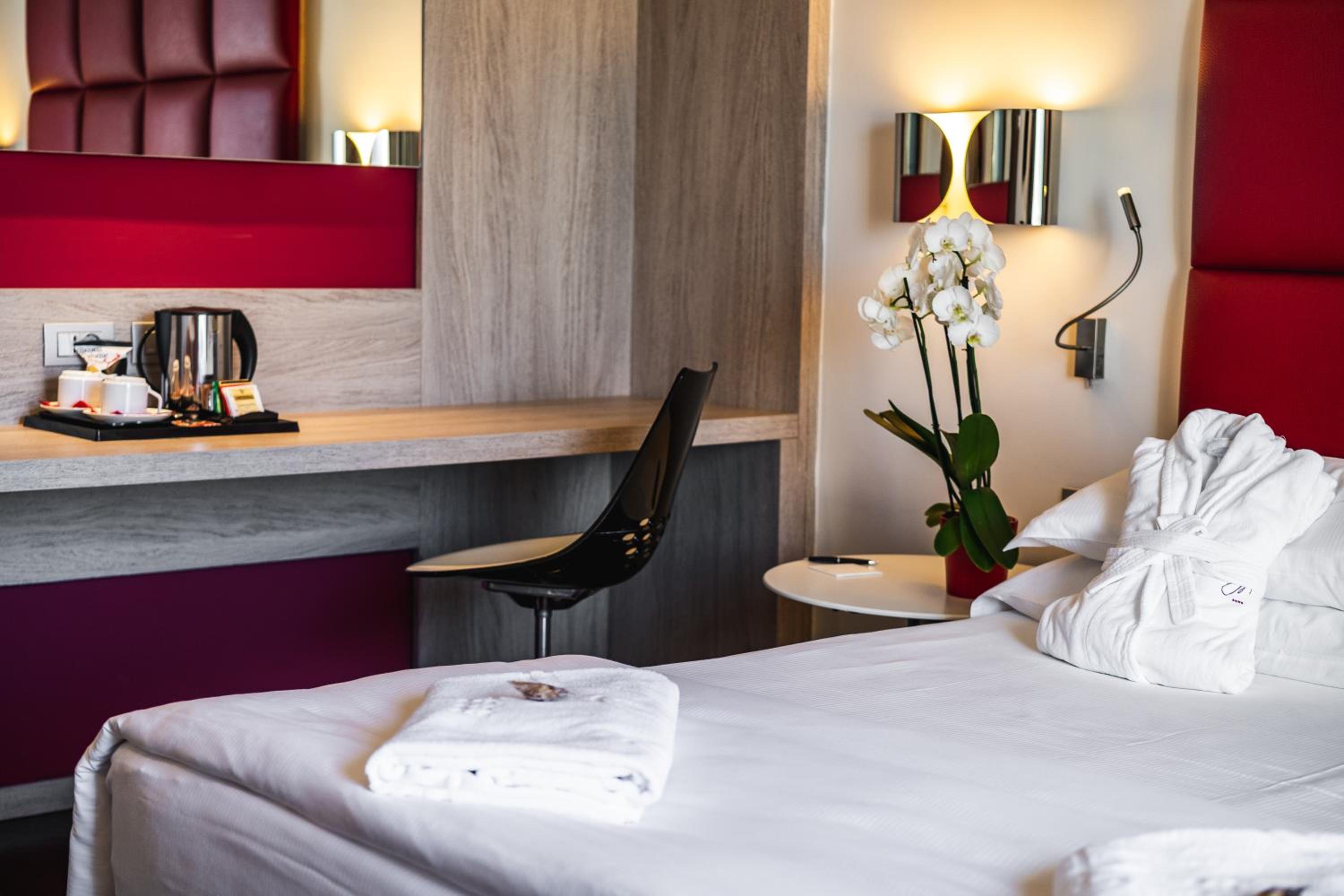 Superior Double Room with Balcony - Photo 6