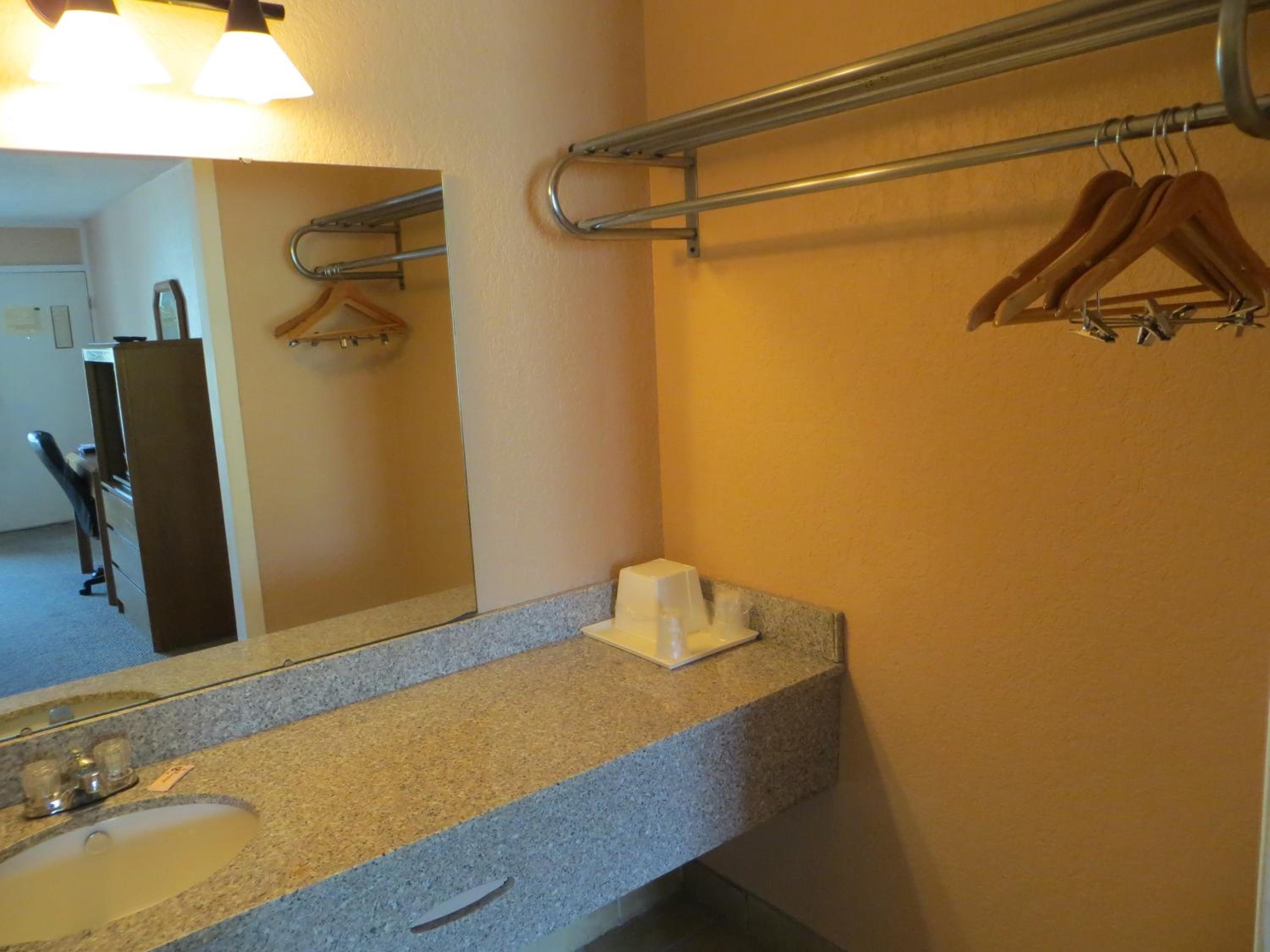 Double Room with Two Double Beds - Non-Smoking - Photo 5