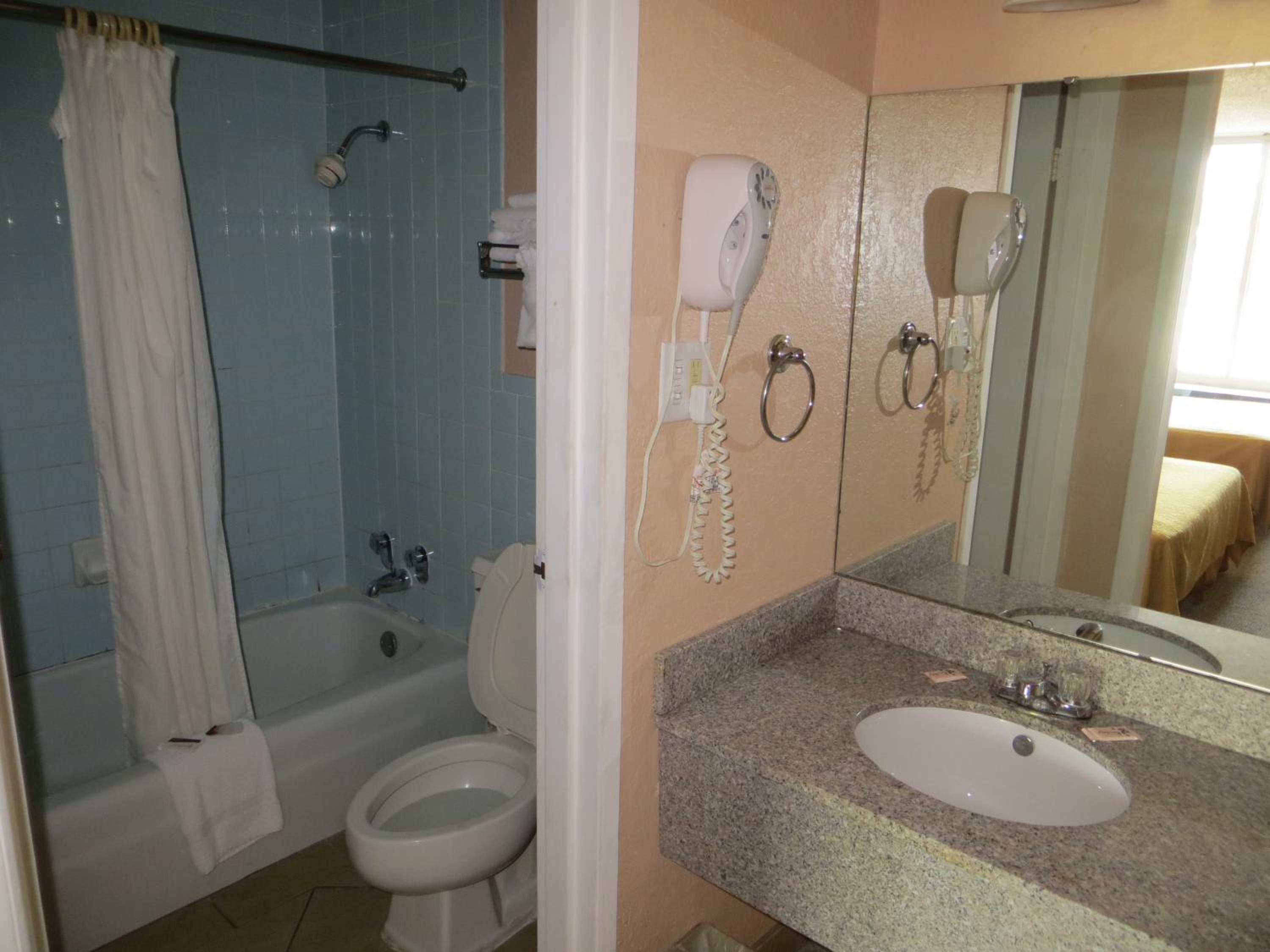Double Room with Two Double Beds - Non-Smoking - Photo 4