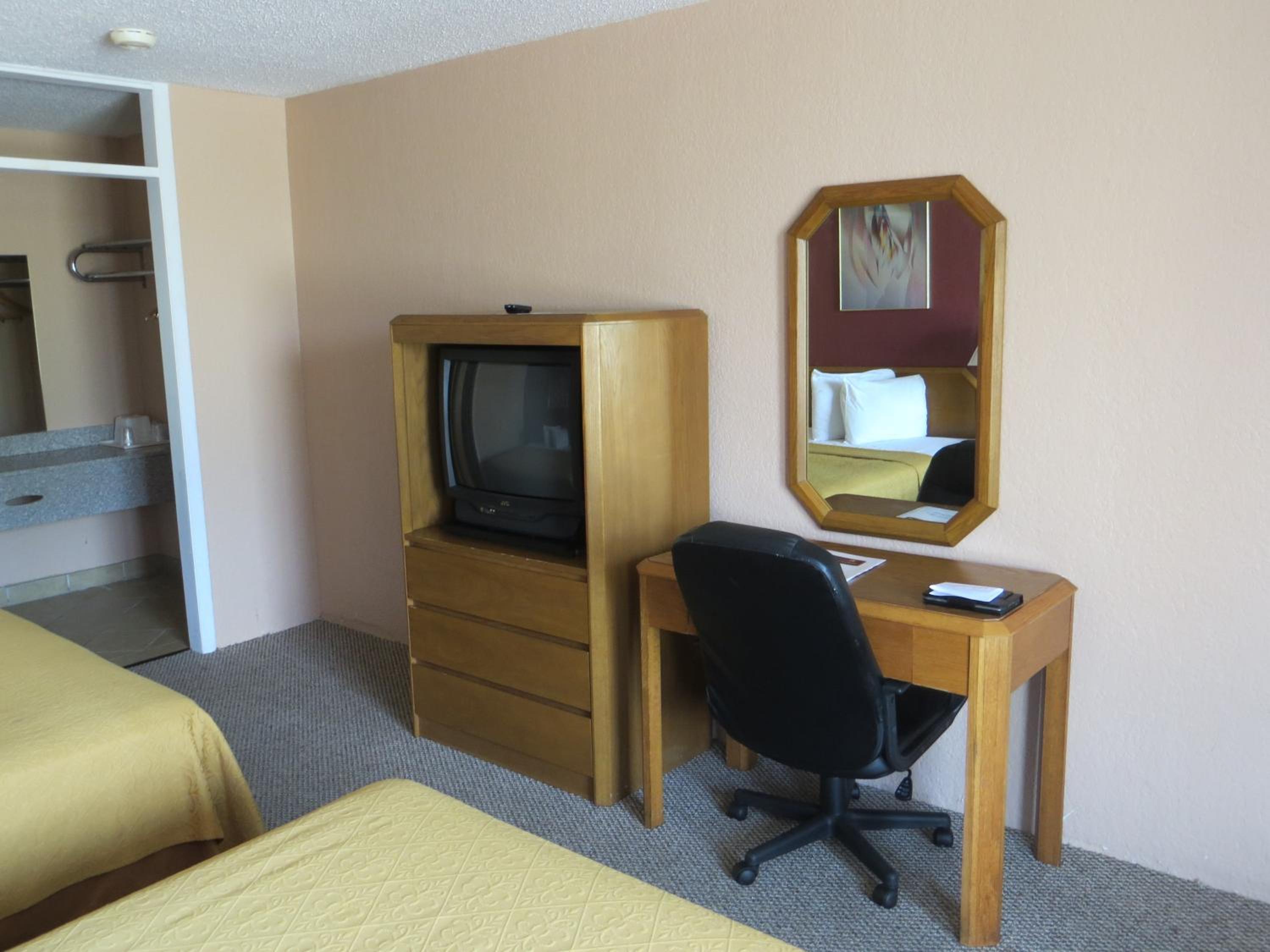 Double Room with Two Double Beds - Non-Smoking - Photo 3