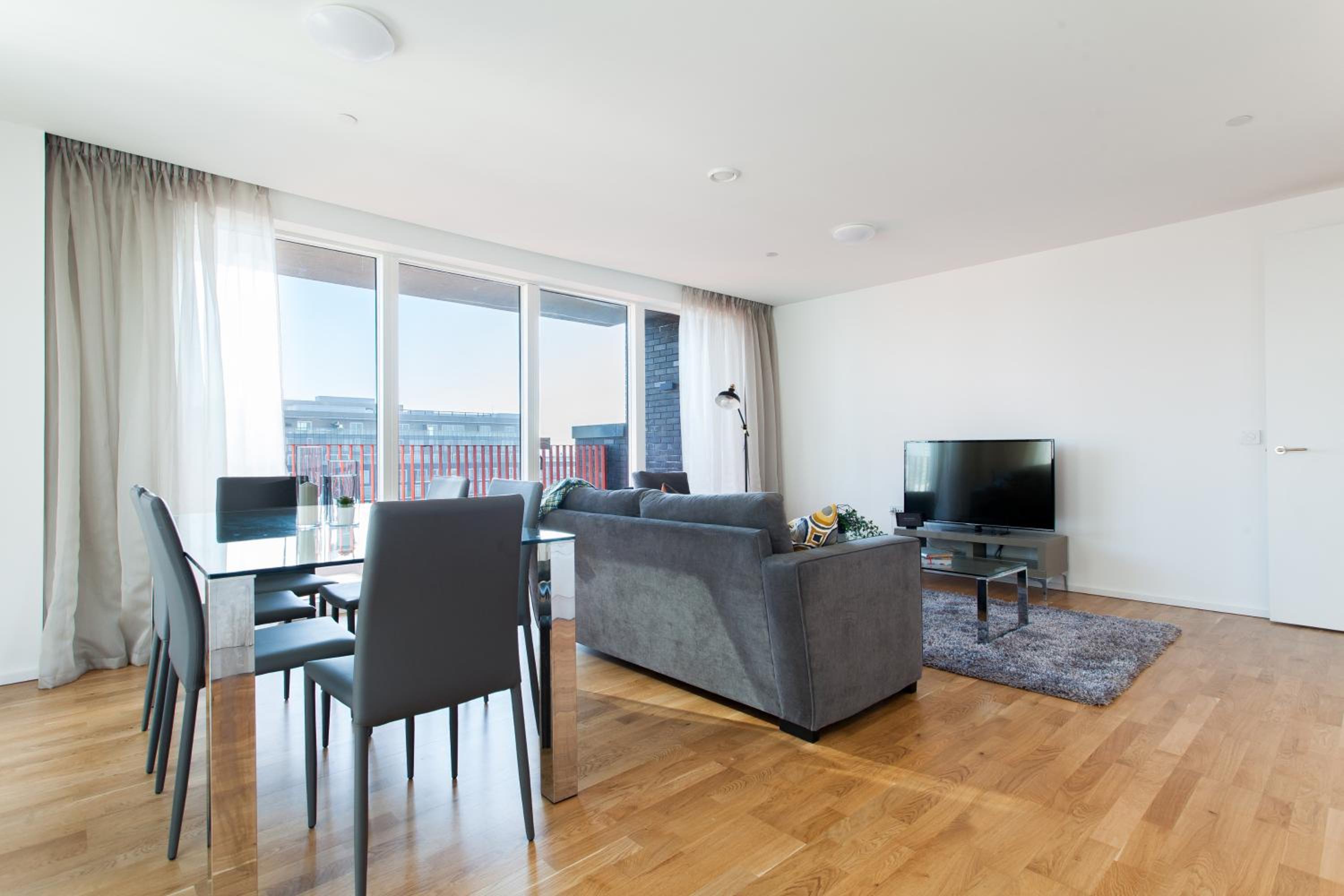 Four-Bedroom Apartment with Balcony  photo 3