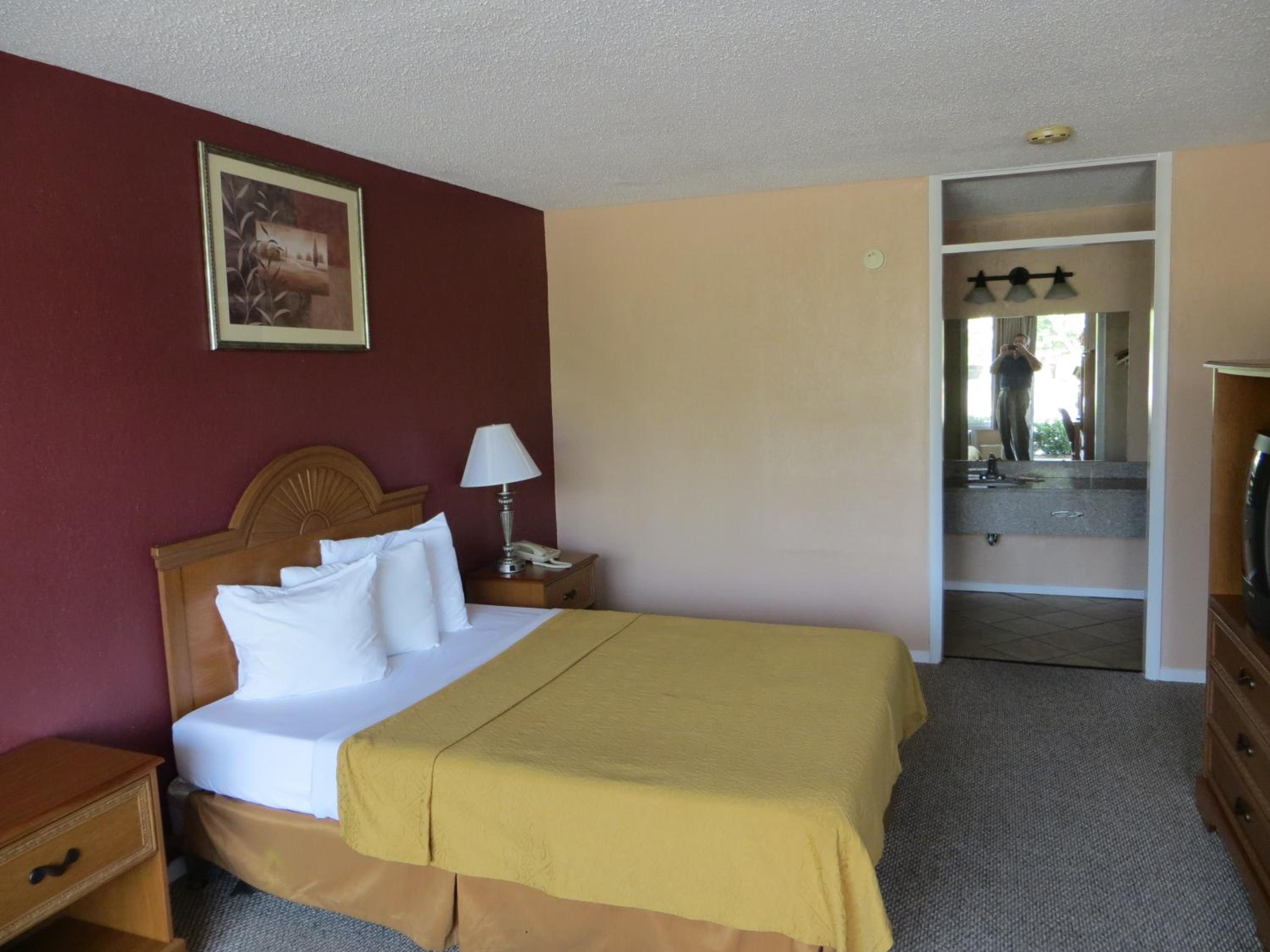 King Room - Non-Smoking - Photo 1