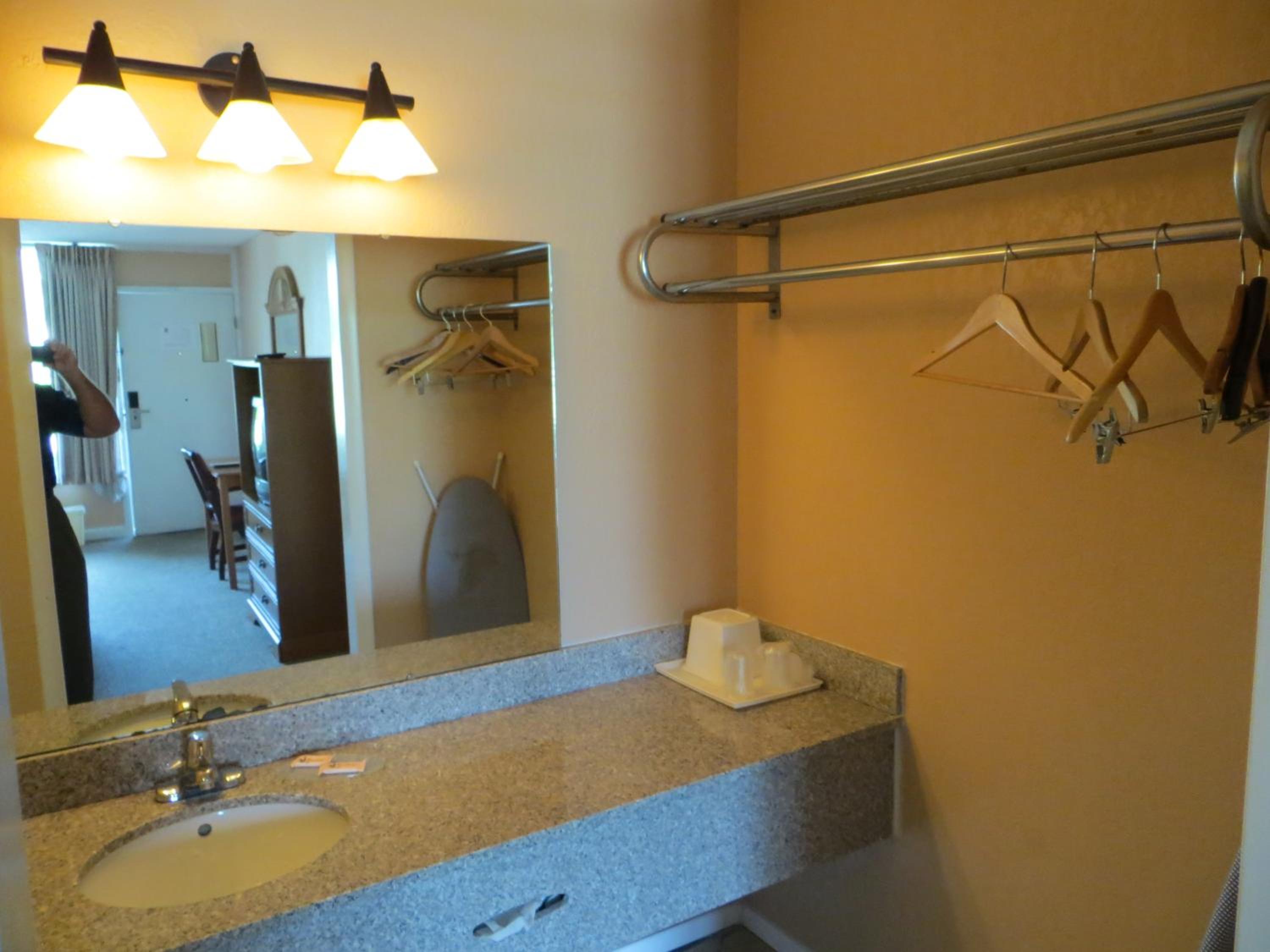 King Room - Non-Smoking - Photo 4