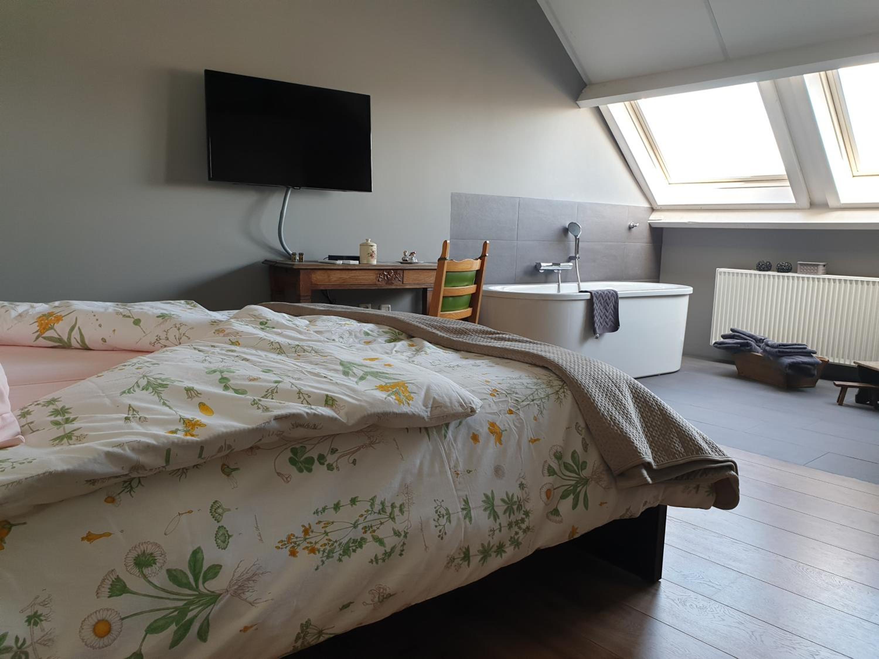 Deluxe Double Room with Bath - Photo 3