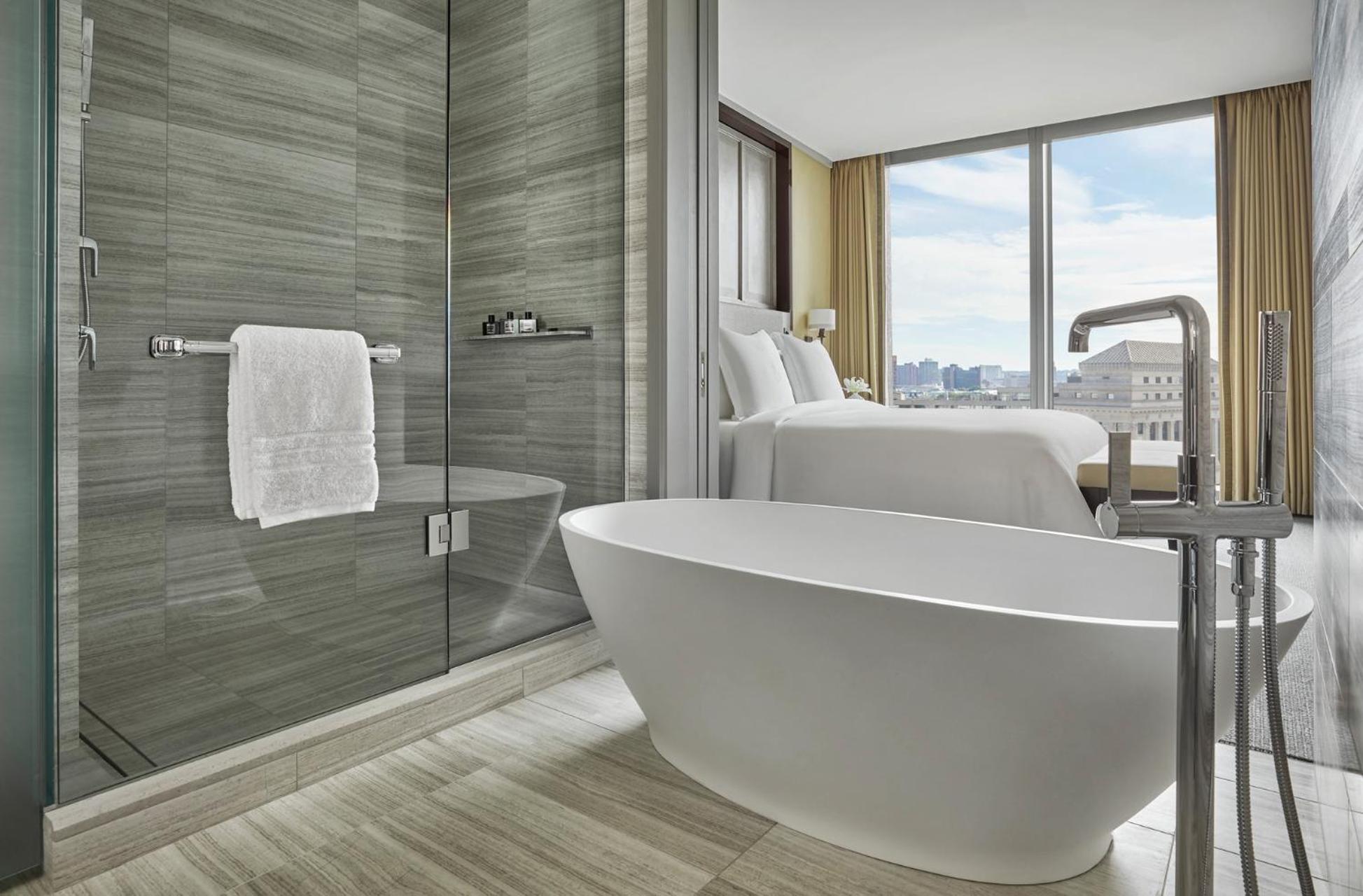 Executive Suite - Photo 3