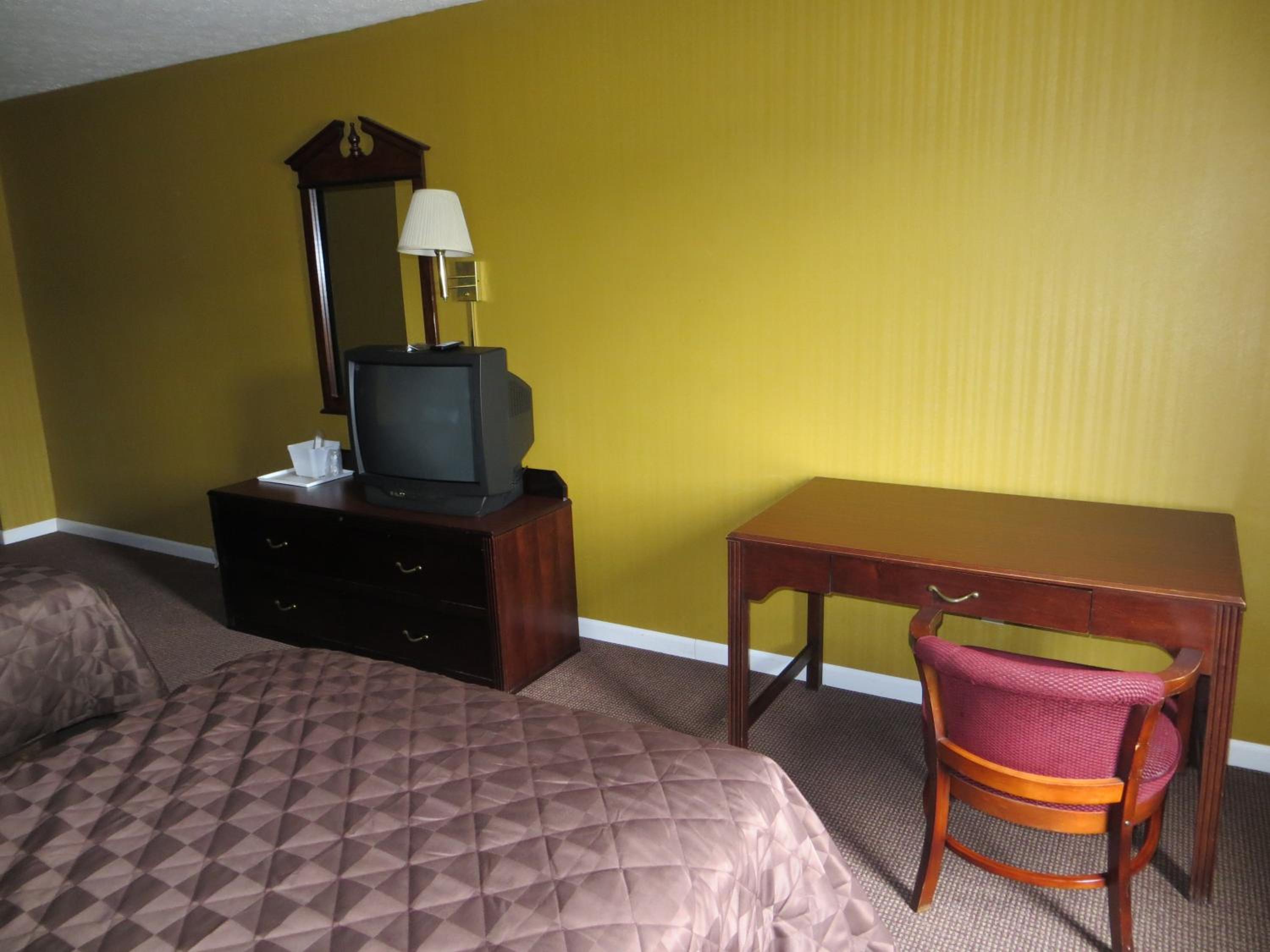 Queen Room with Two Queen Beds - Photo 2