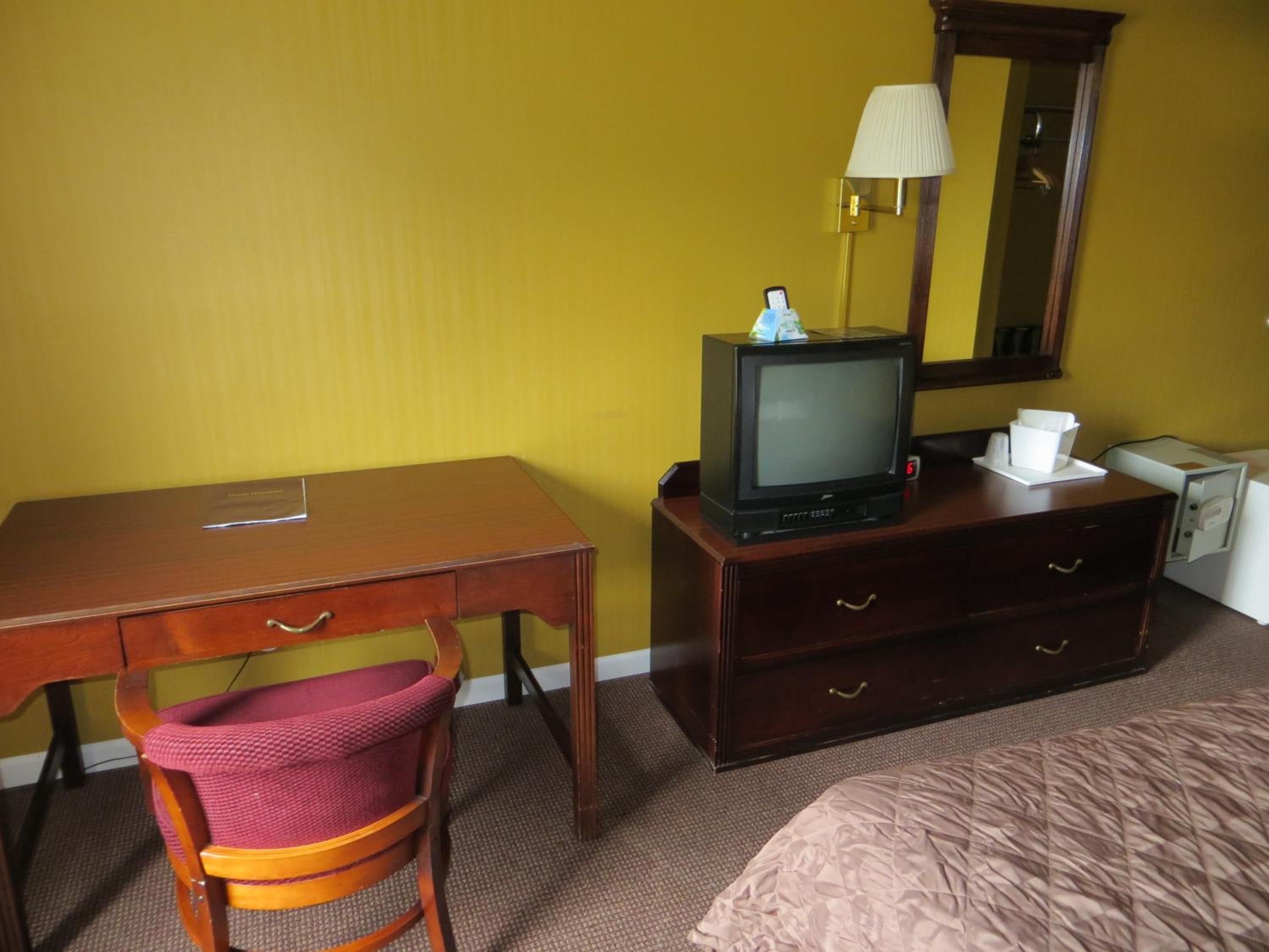 Queen Room with Two Queen Beds - Photo 3