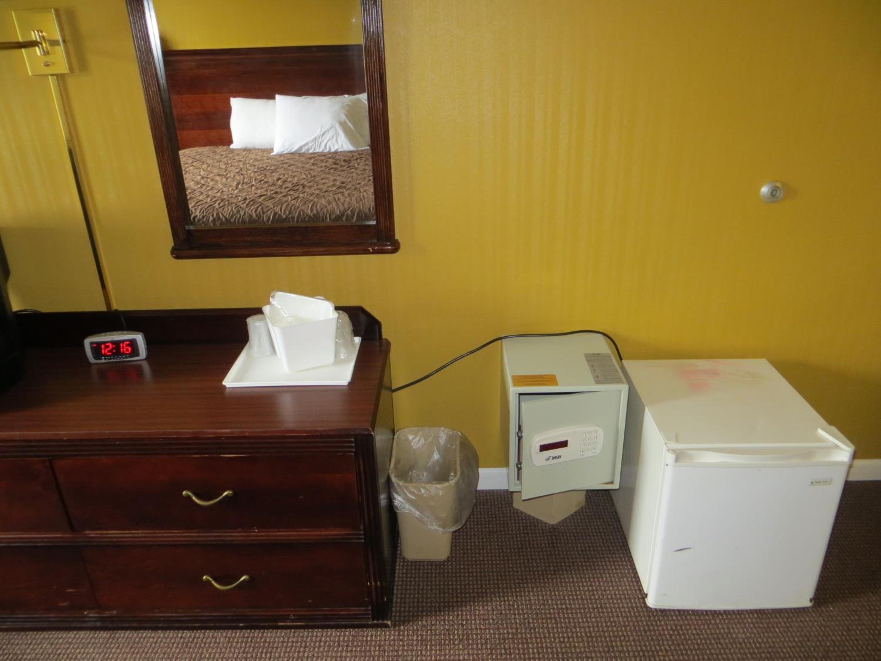 Queen Room with Two Queen Beds - Photo 4