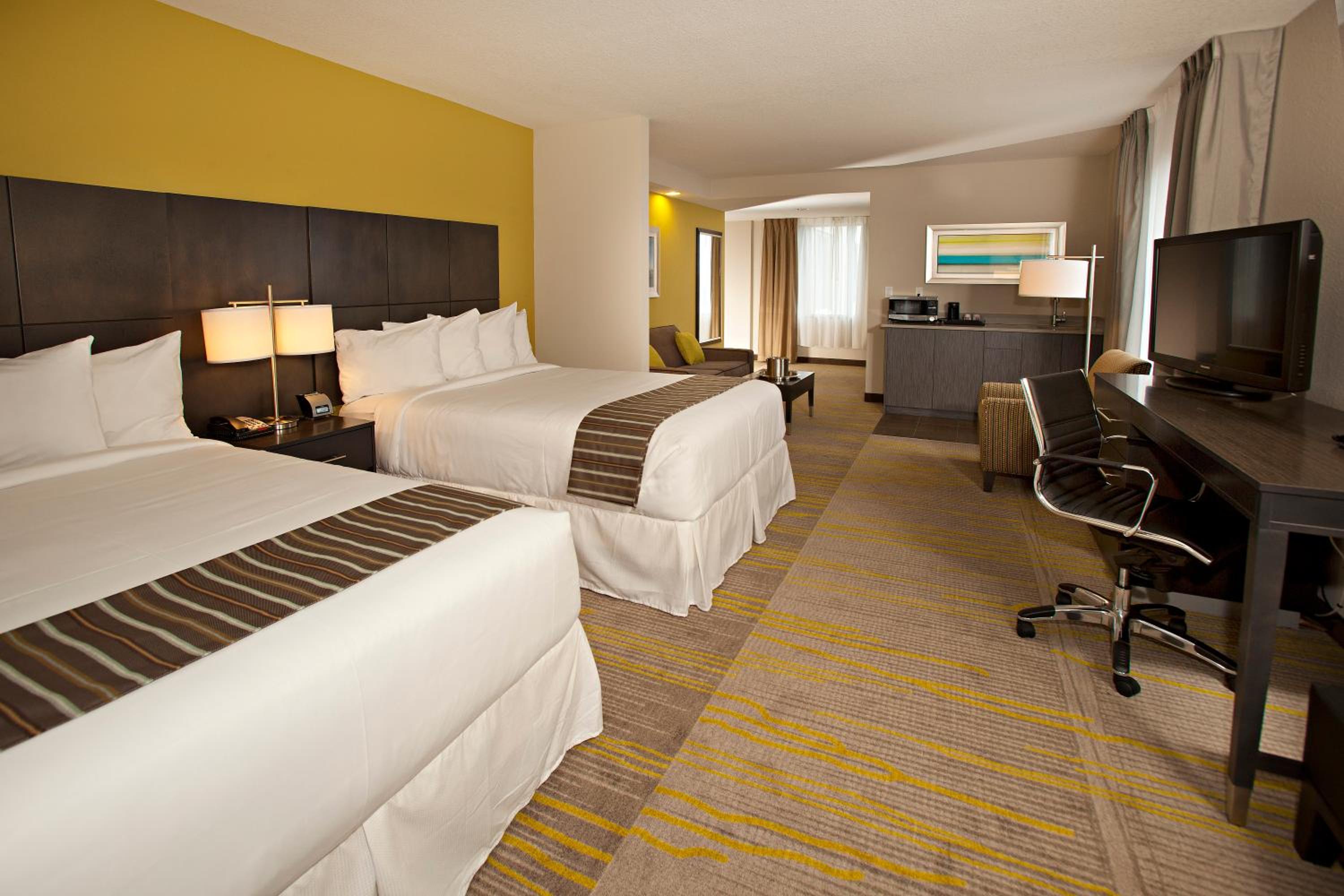 Queen Suite with Two Queen Beds photo 2