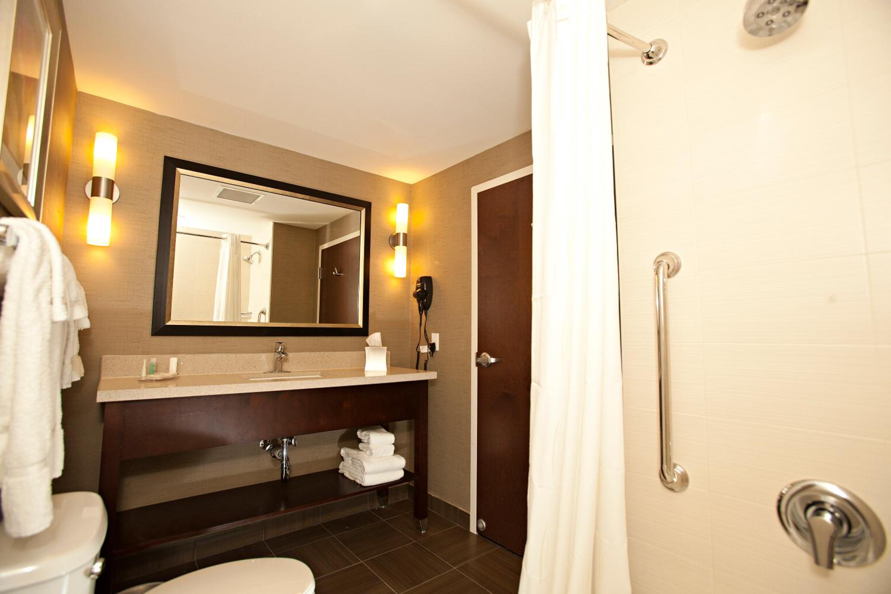 Queen Suite with Two Queen Beds photo 3