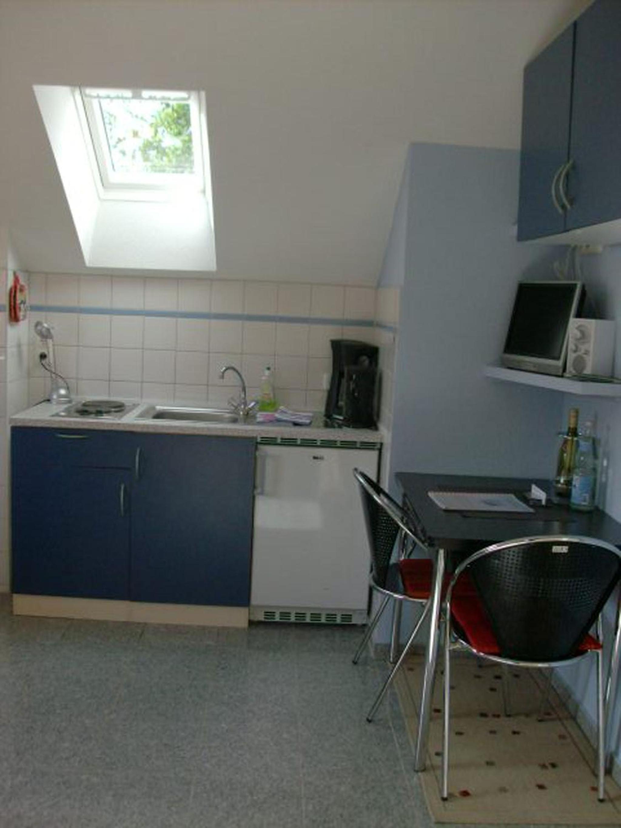 Small One-Bedroom Apartment - 2 - Photo 4