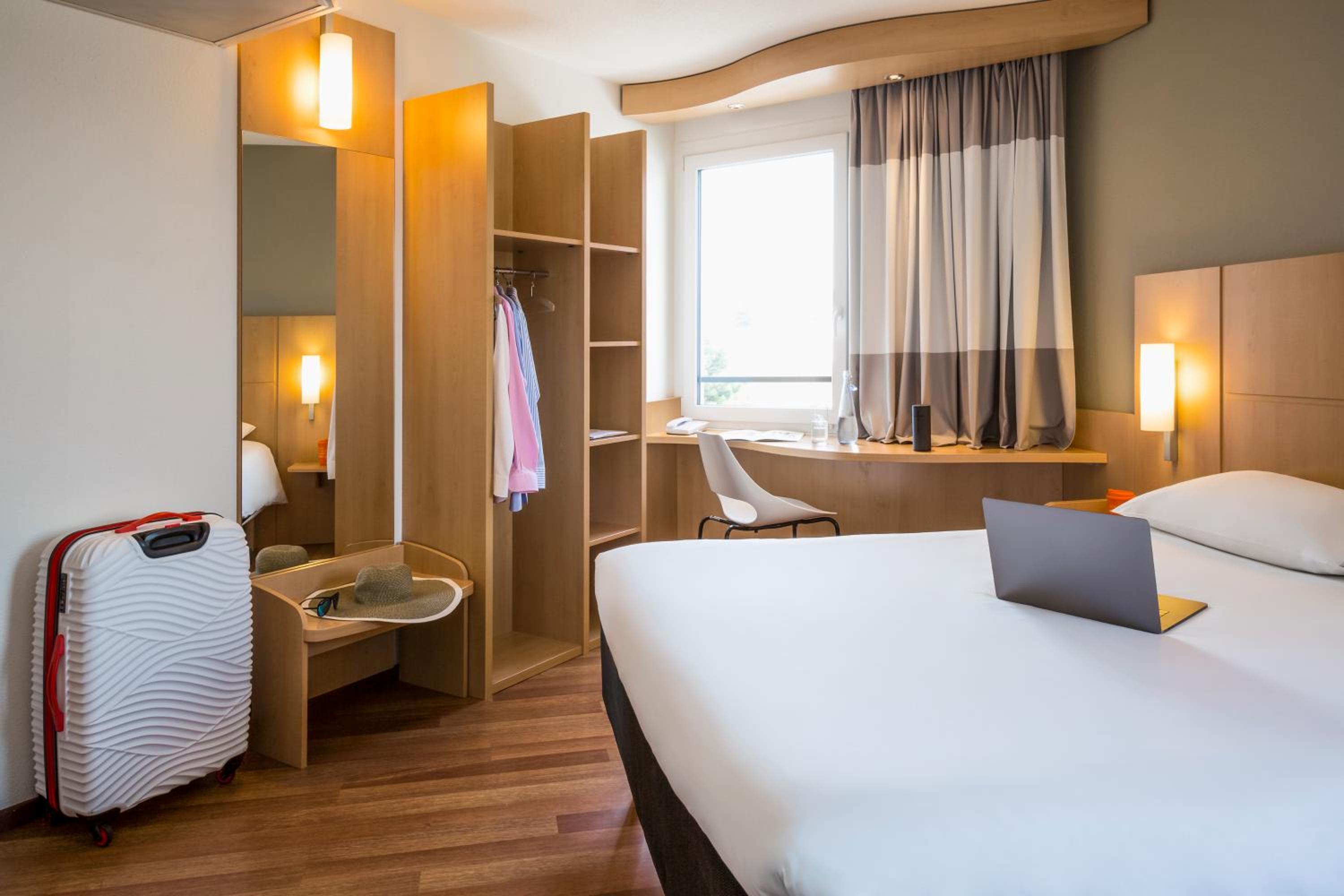 Standard Room with 1 Double and 1 Single Bed - Photo 1