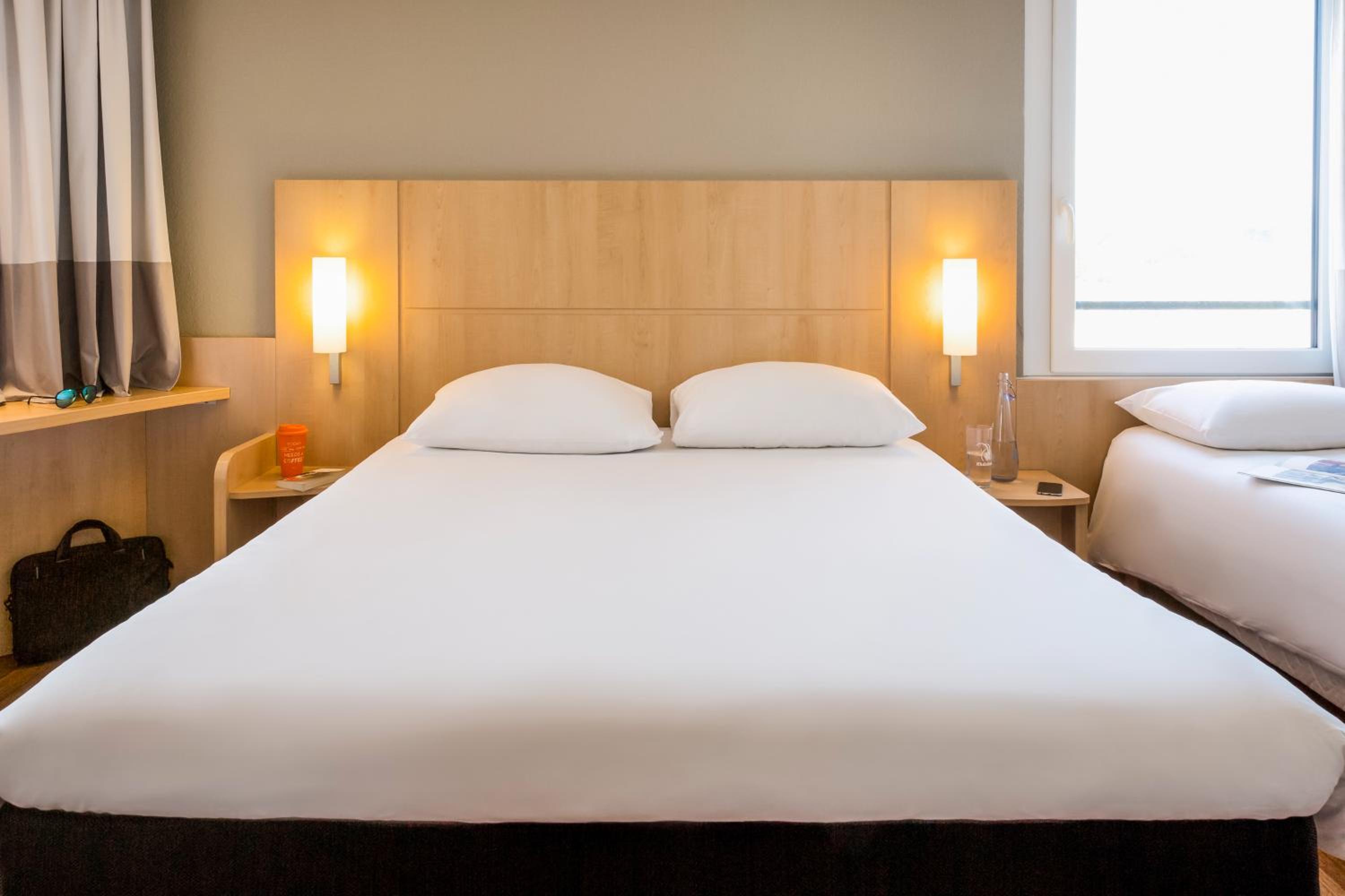 Standard Room with 1 Double and 1 Single Bed - Photo 2