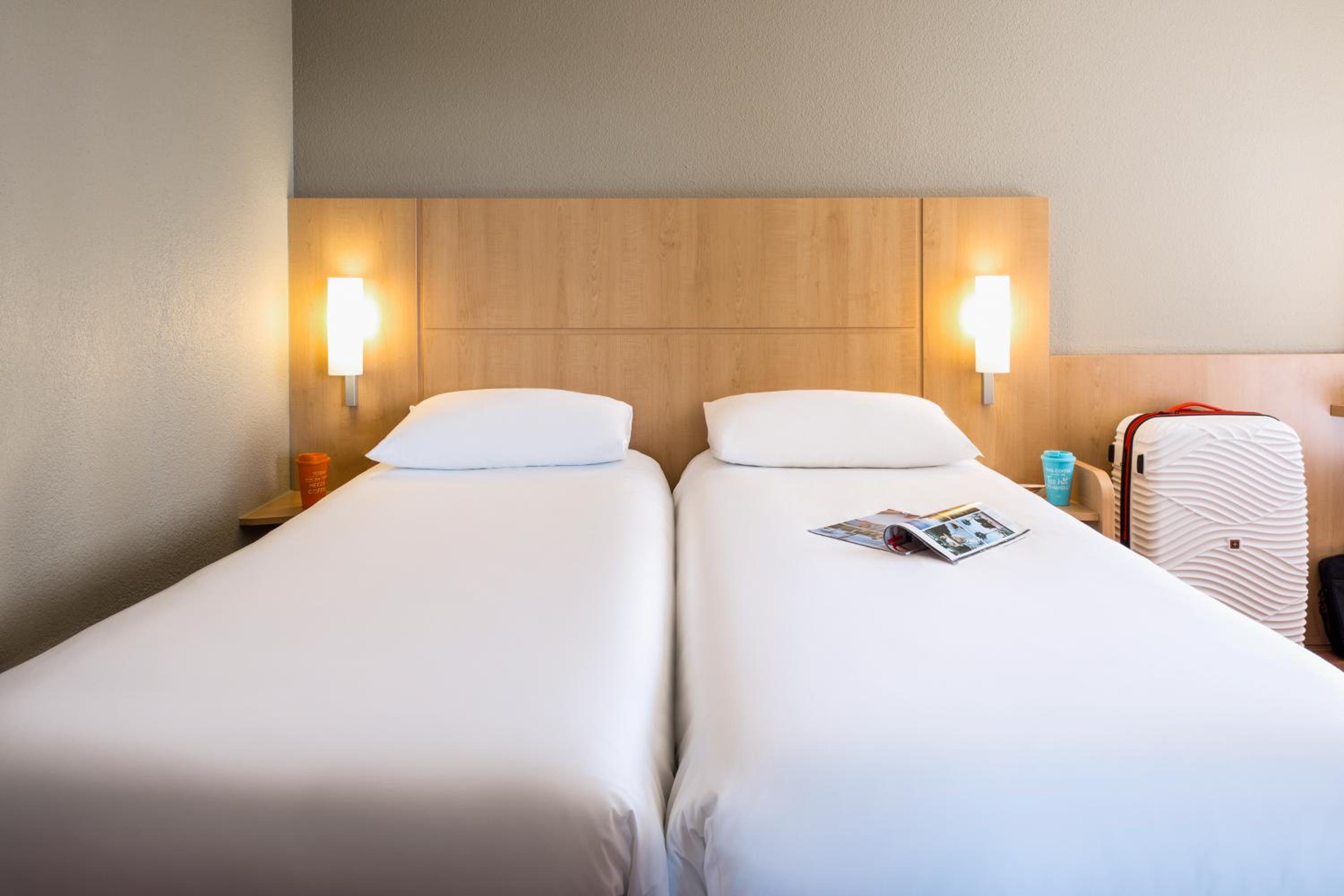 Standard Twin Room - Photo 3