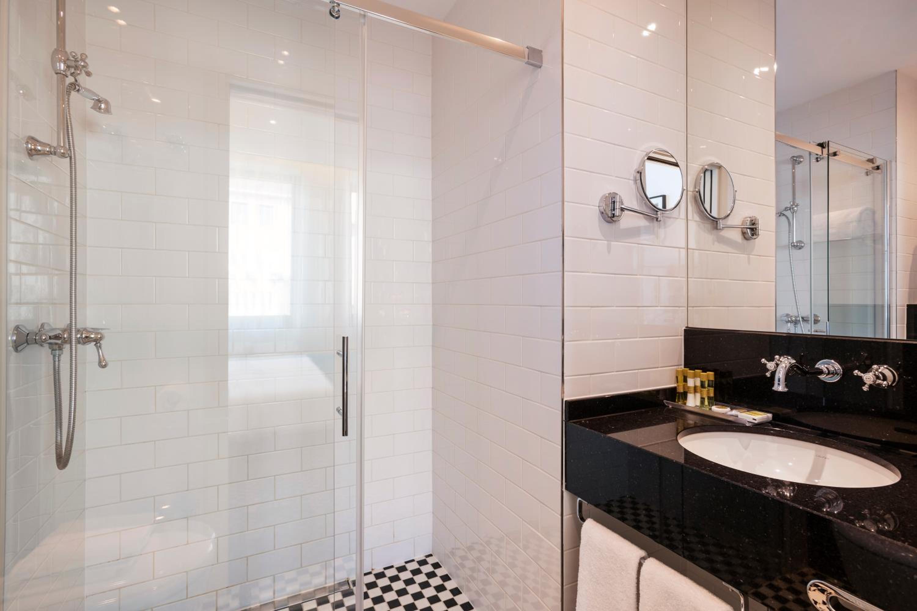 Superior Double or Twin Room photo 3