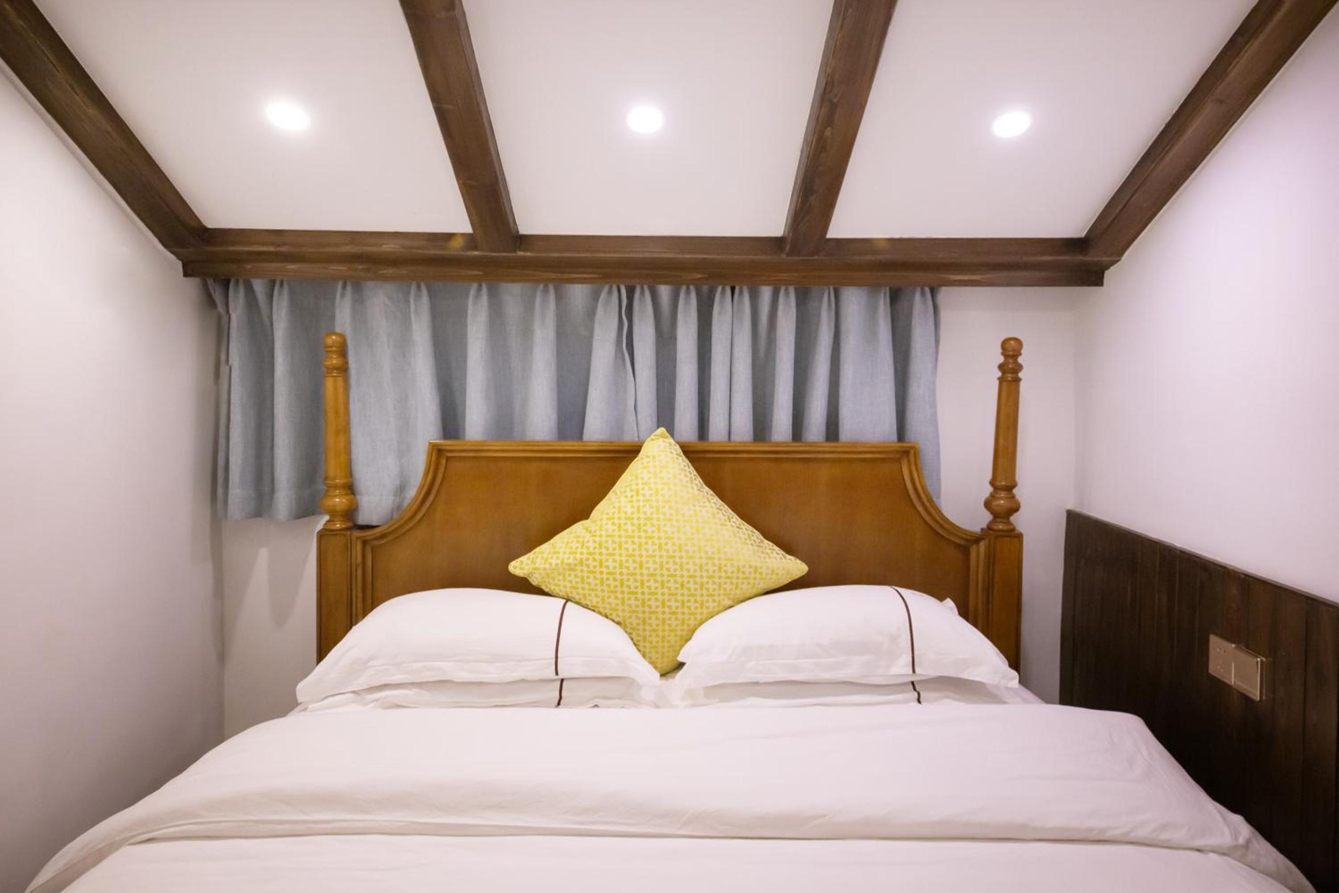 Budget Double Room with Private Bathroom photo 3