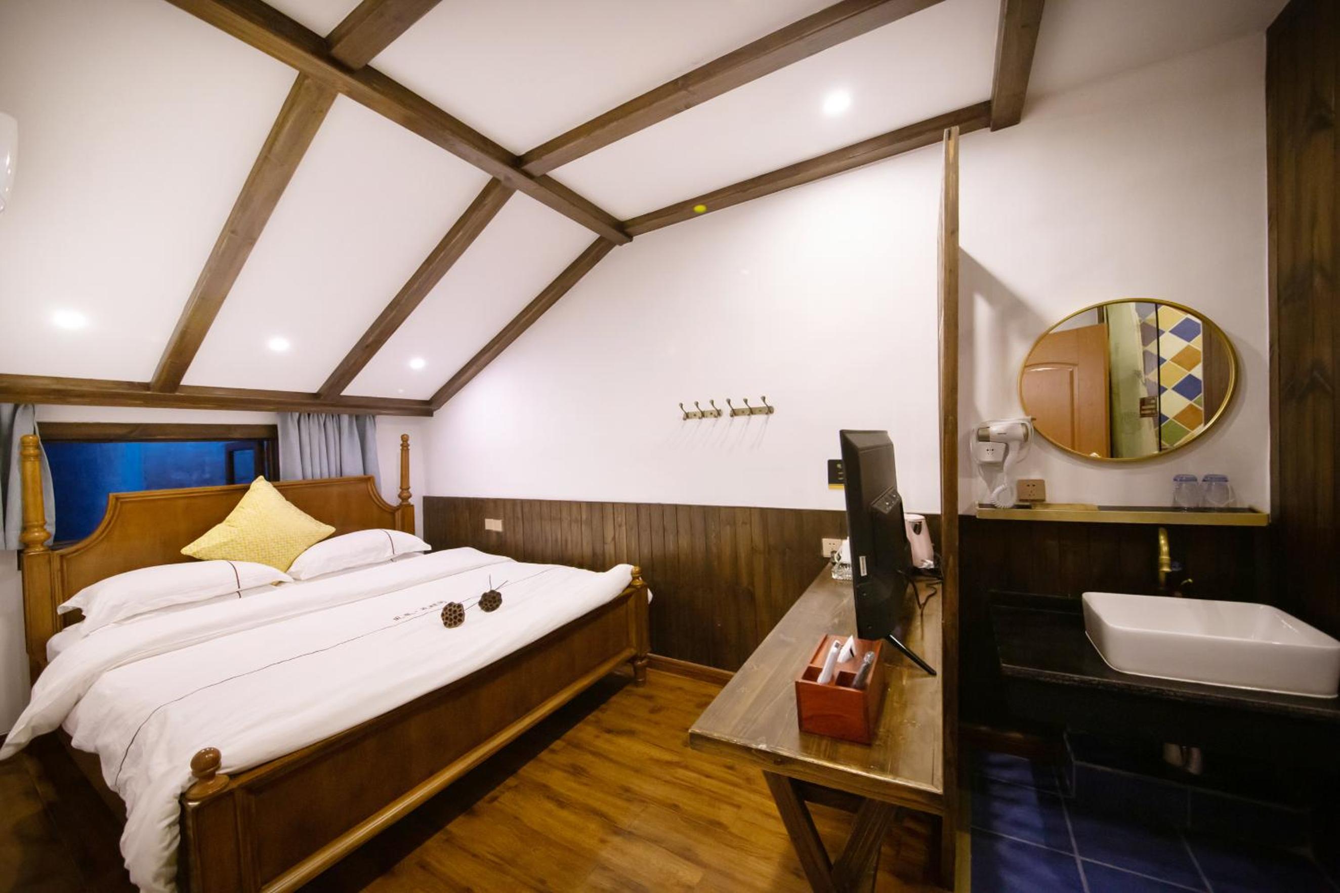 Budget Double Room with Private Bathroom photo 2