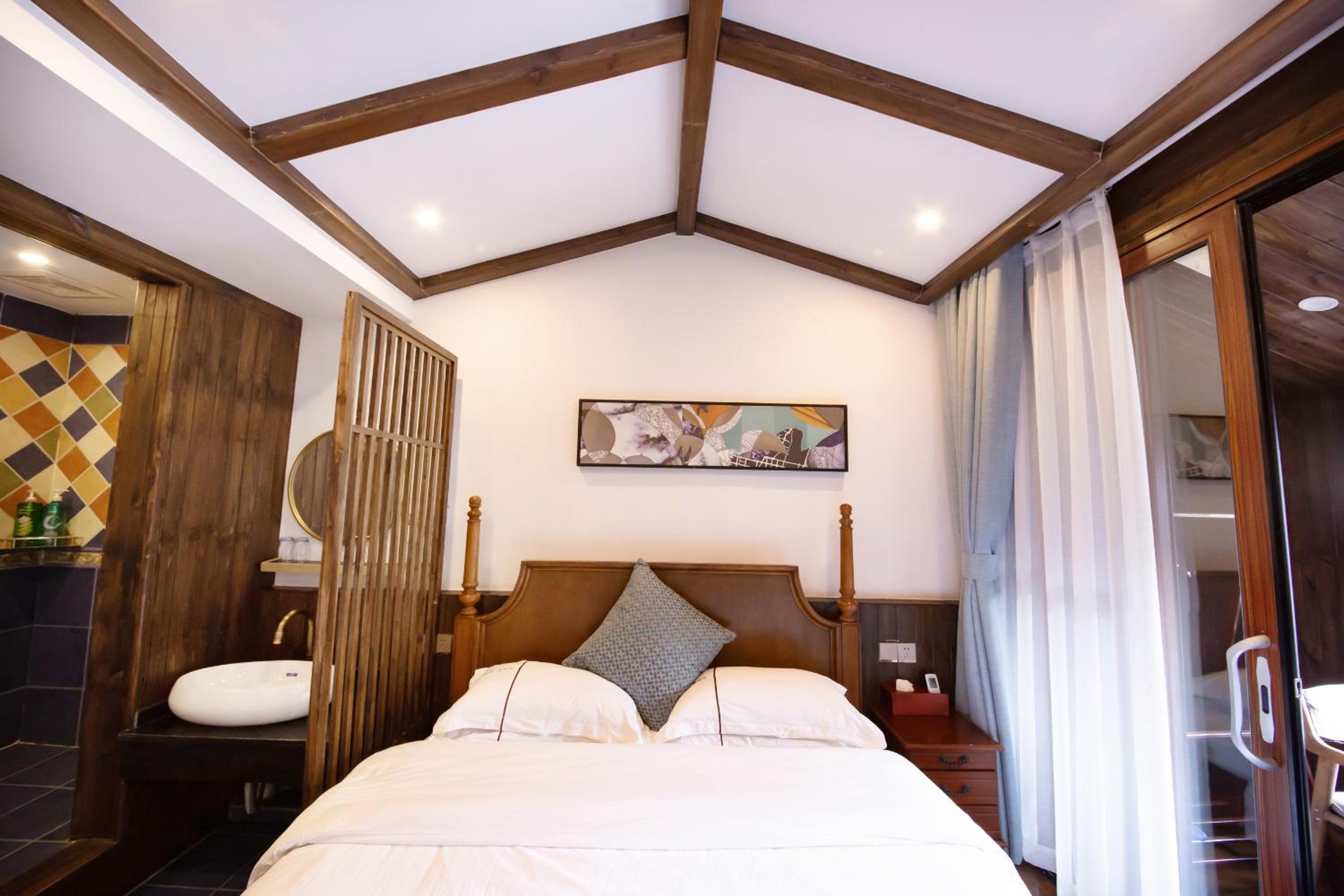 Deluxe Double Room with Balcony photo 3