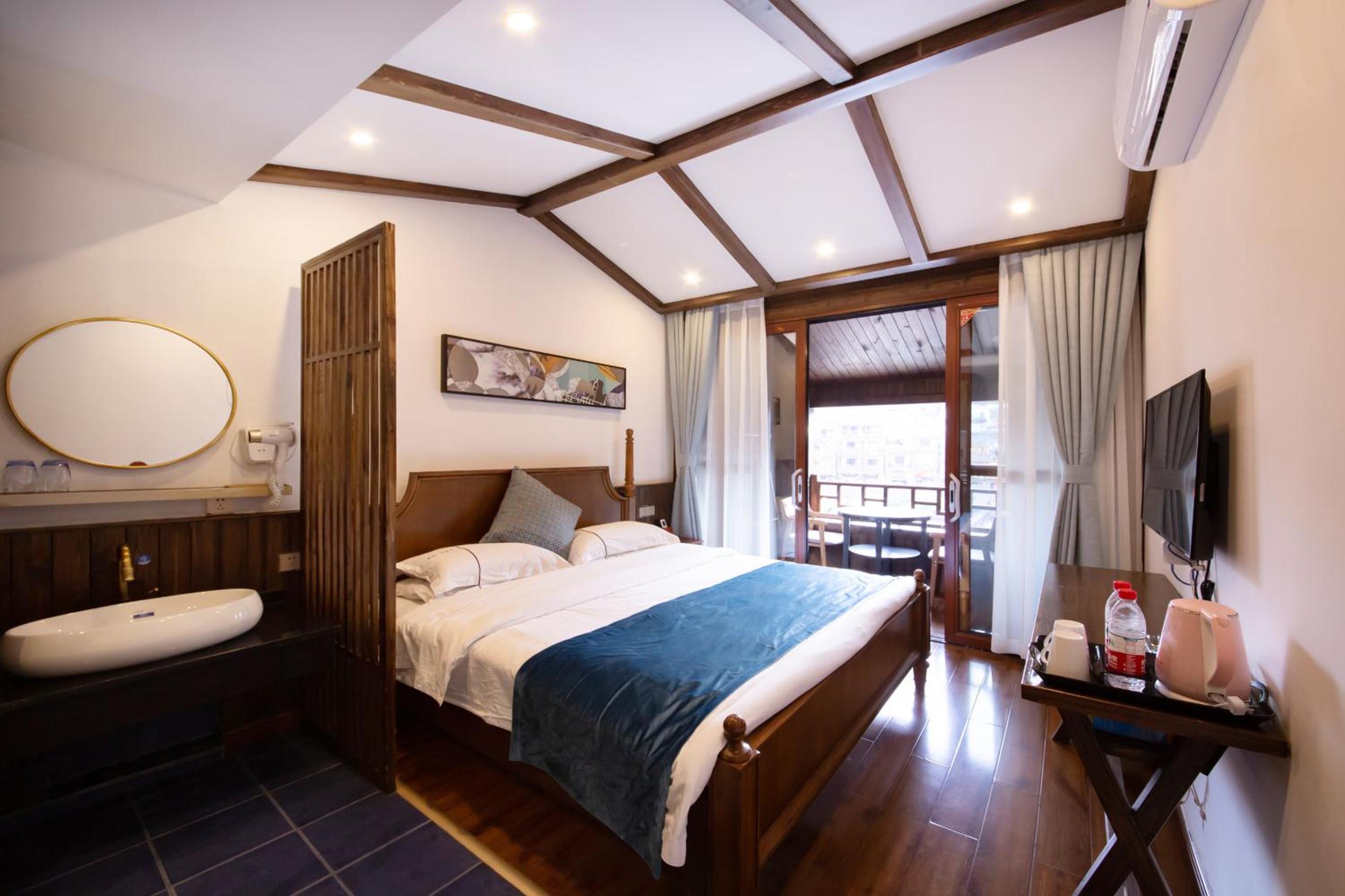 Deluxe Double Room with Balcony photo 2
