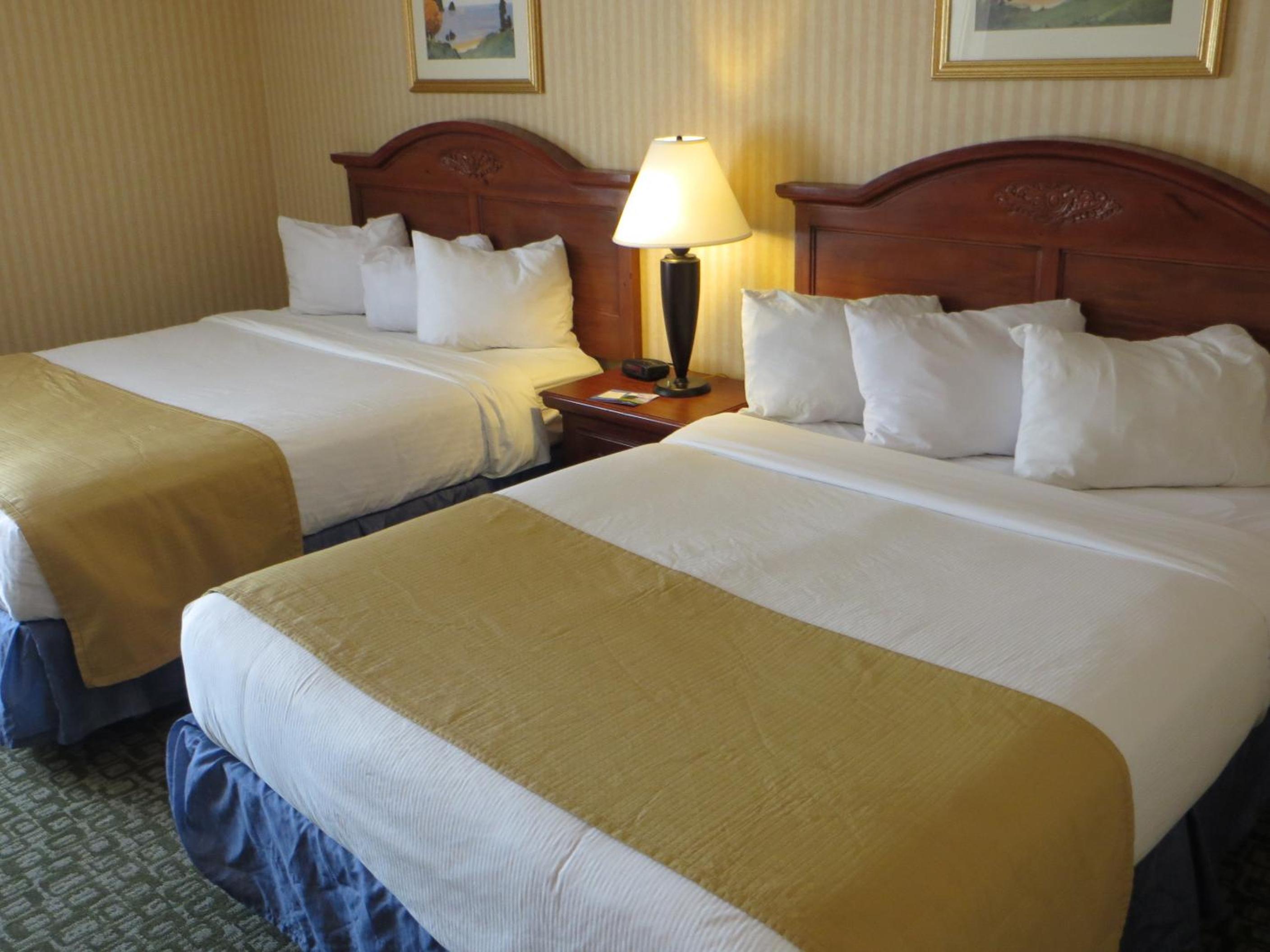 Queen Room with Two Queen Beds - Non-Smoking - Photo 2