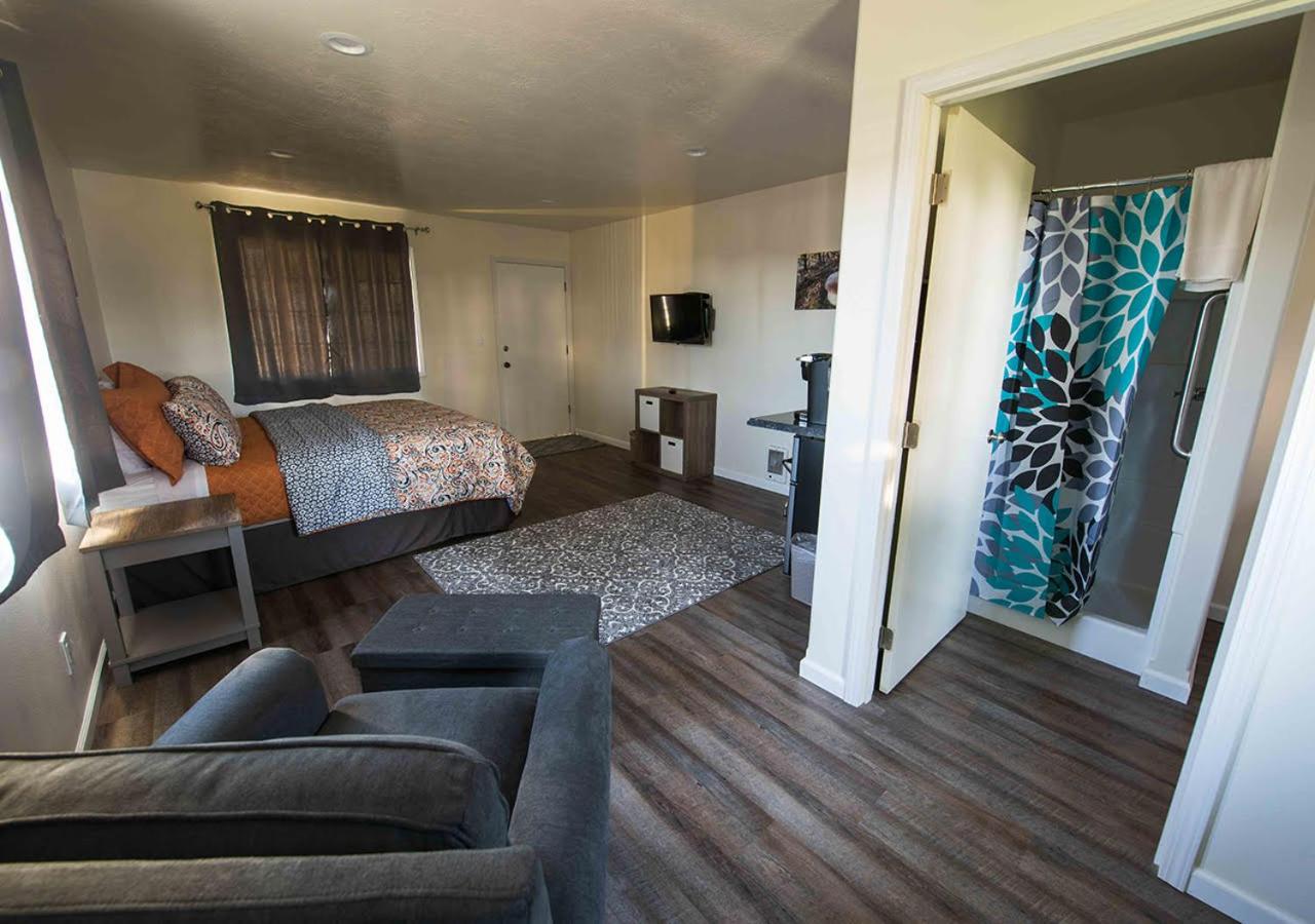 Deluxe King Bed - Lower Floor (Dogs Allowed)