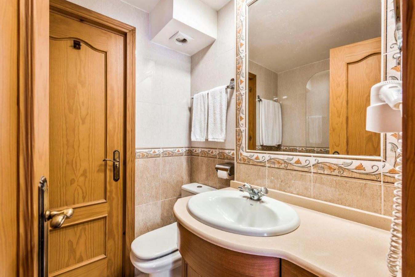 Classic One-Bedroom Apartment photo 2