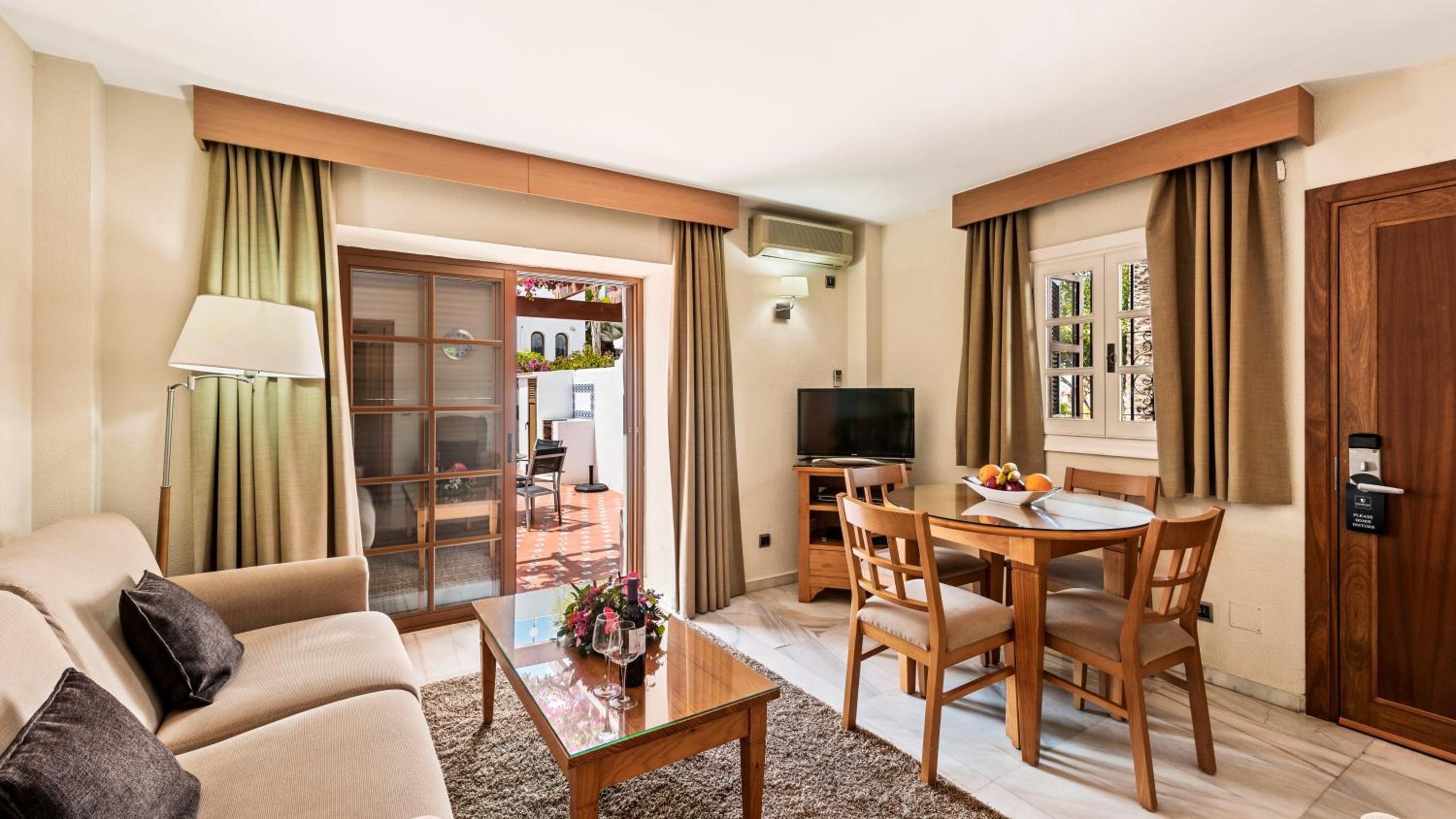 Apartamento clásico de una habitación con terraza.