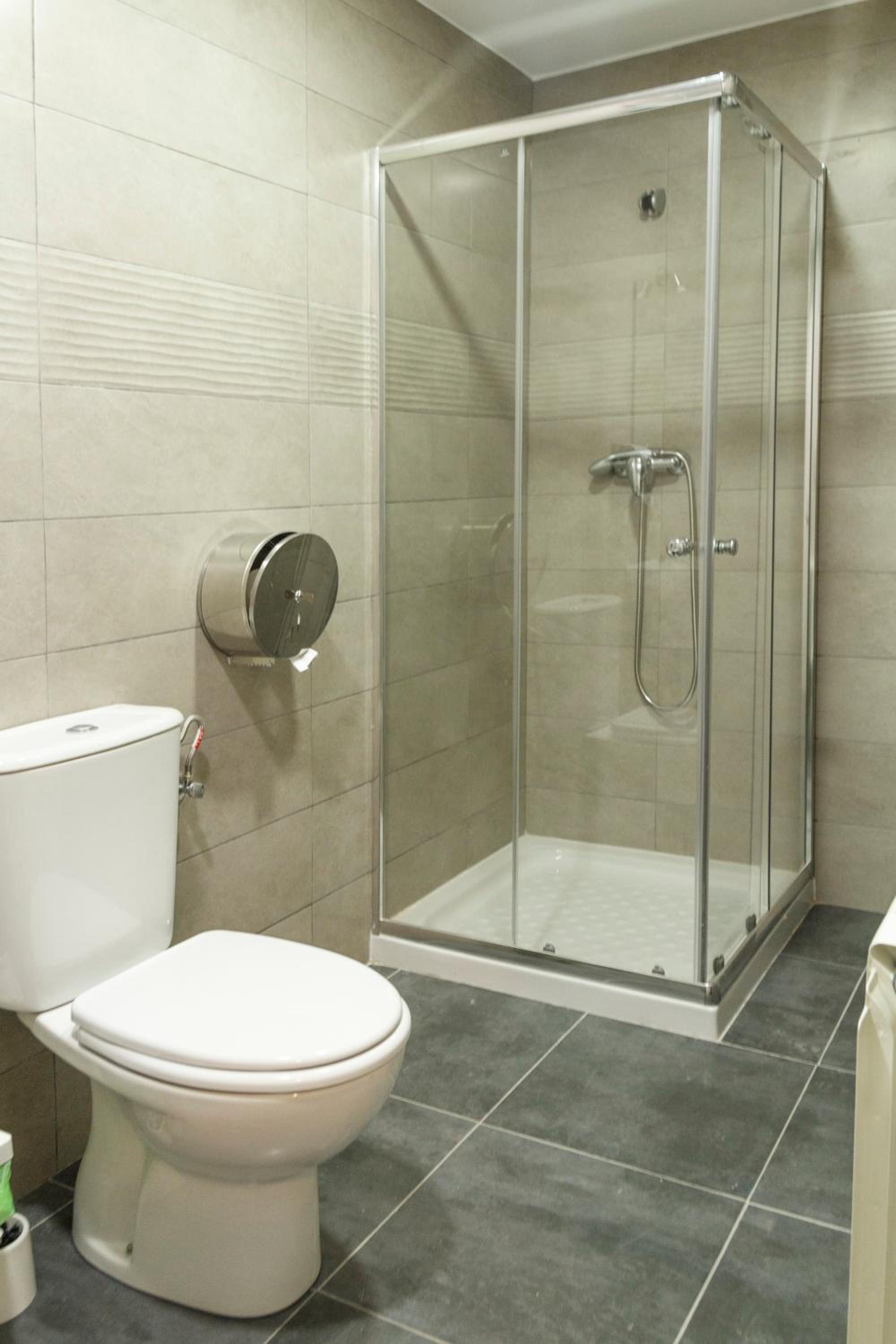 Quadruple Room with Private Bathroom - Photo 3