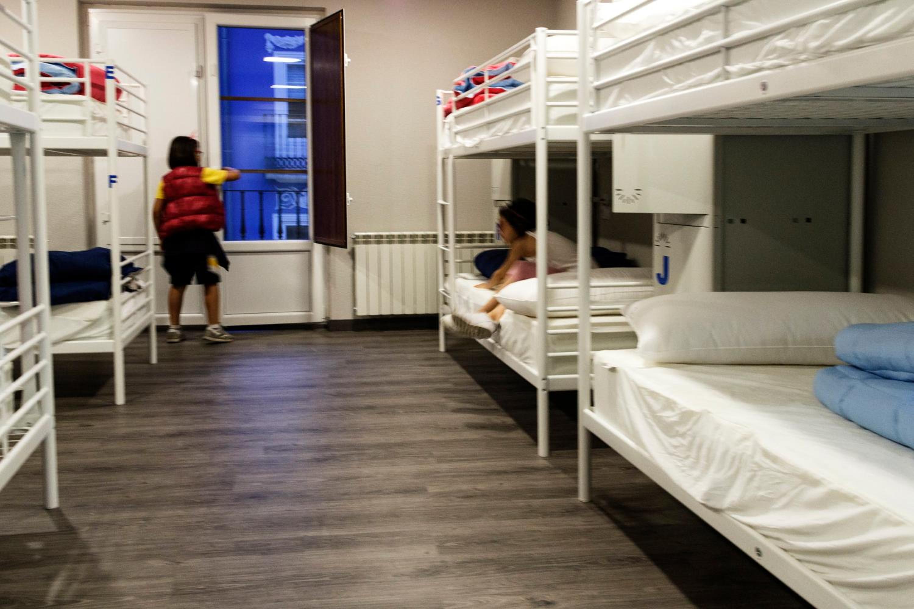 Cama individual en habitación compartida femenina