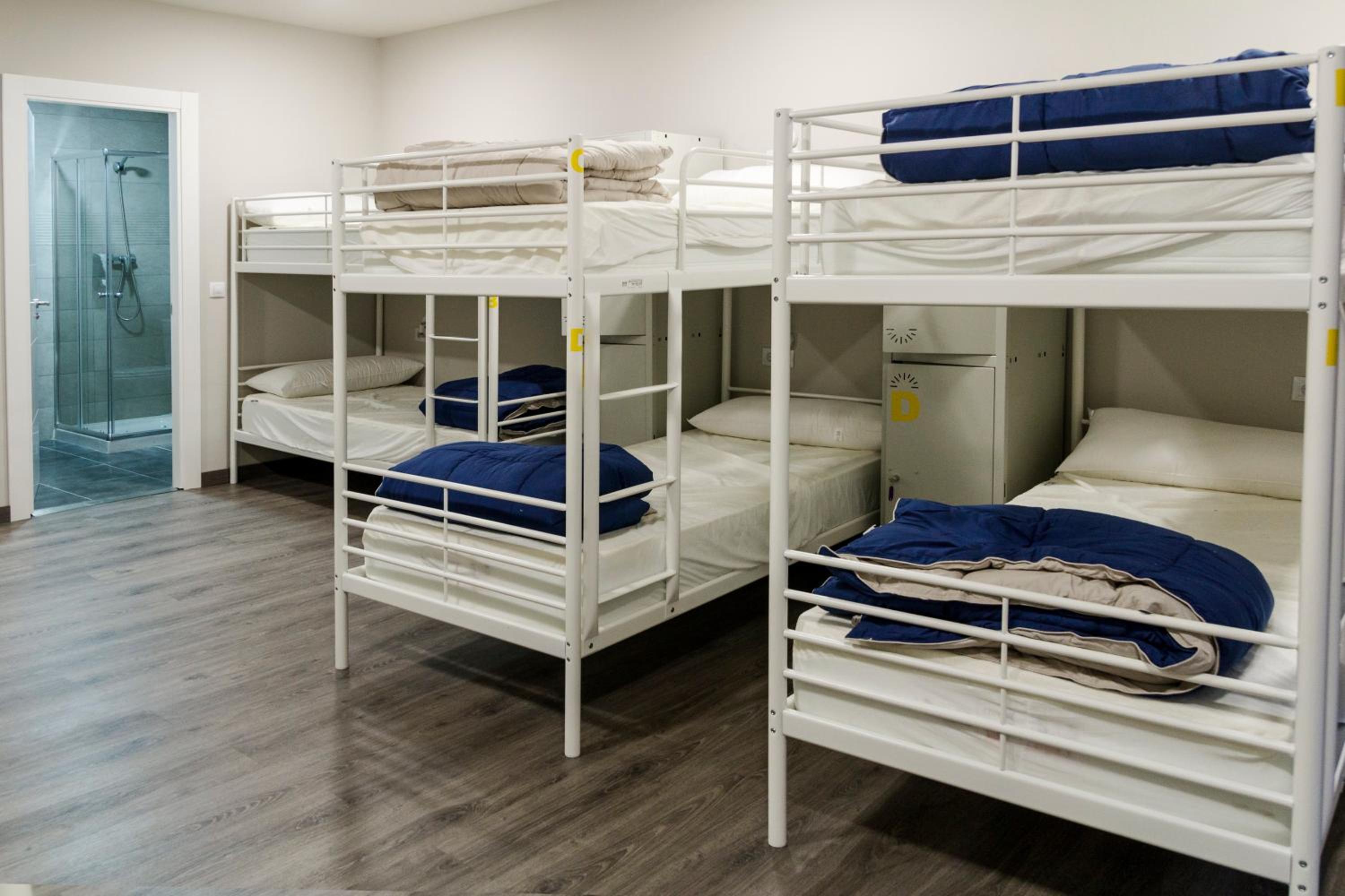 Cama individual en dormitorio compartido de 10 camas.