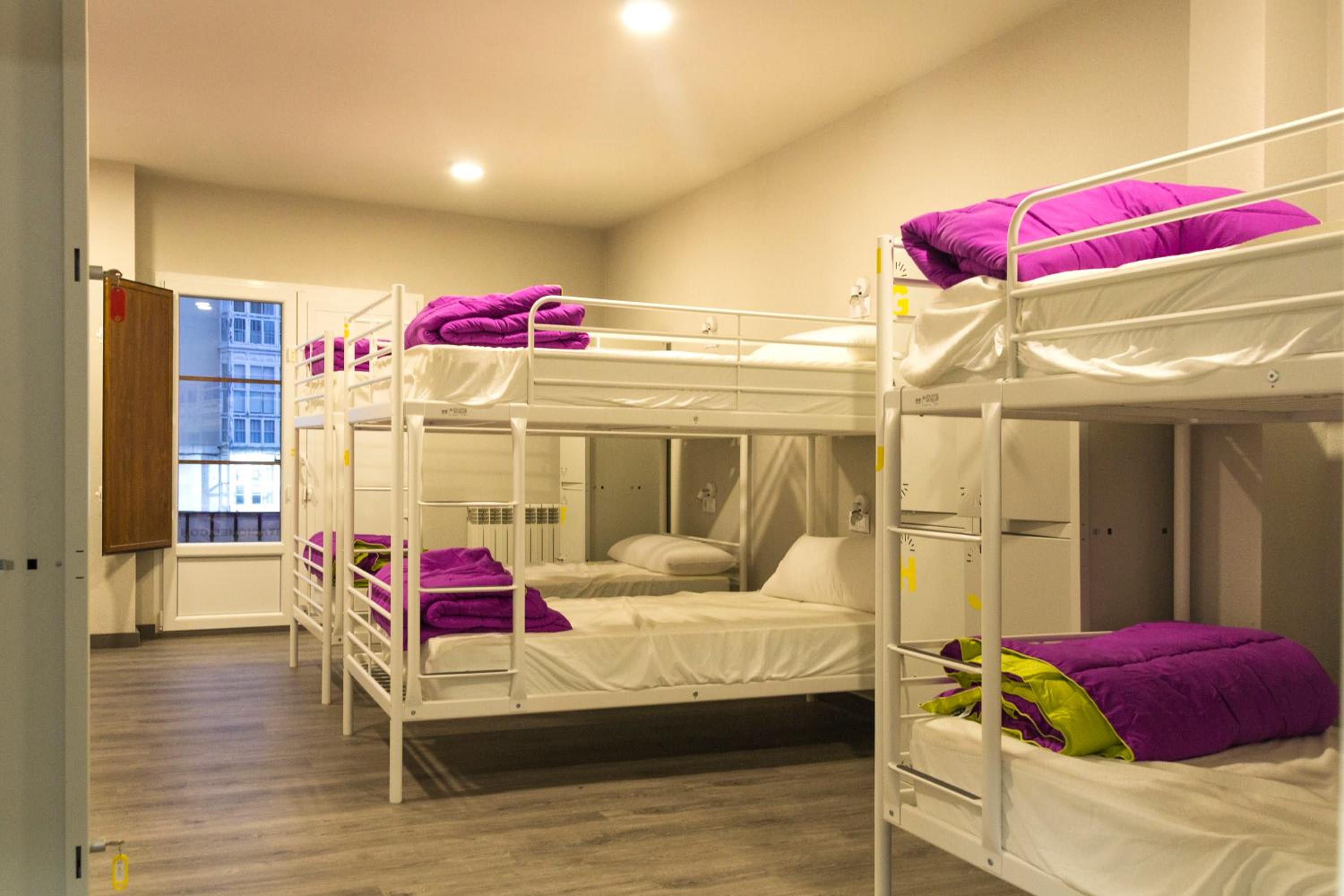 Cama individual en habitación compartida femenina