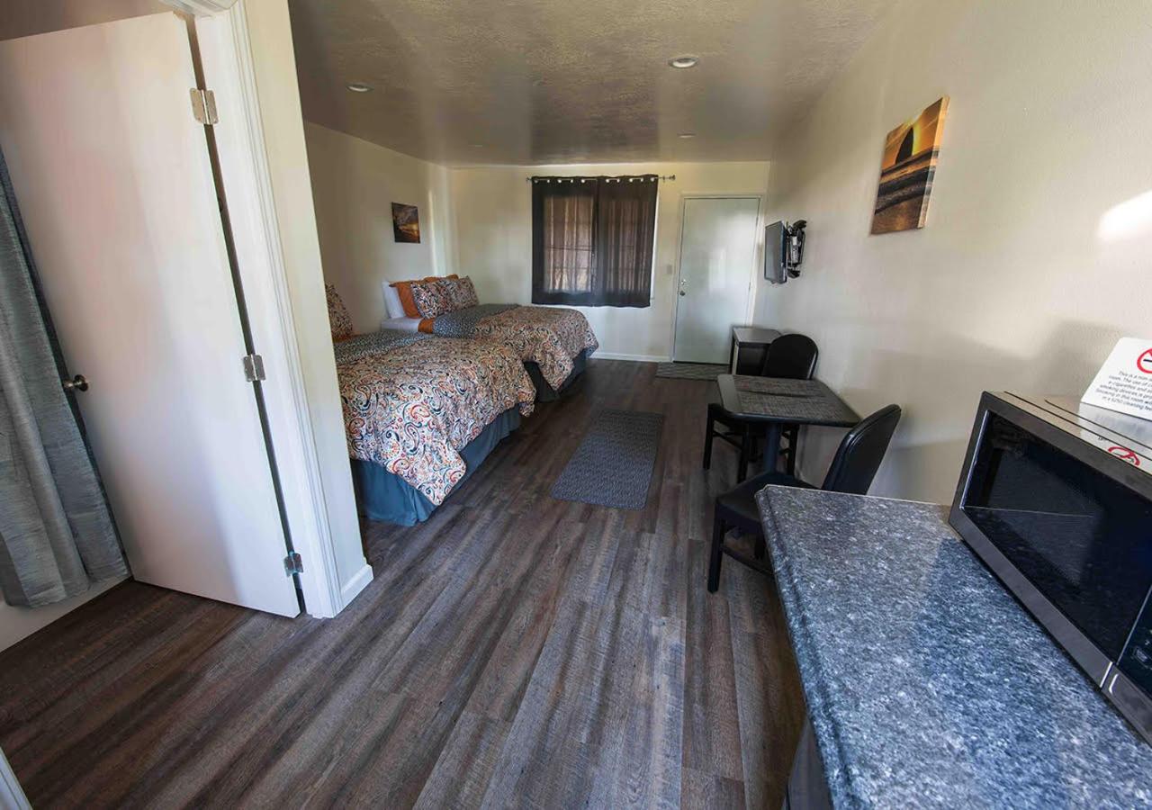 Deluxe Two Queen Beds - Lower Floor (Dogs Allowed)