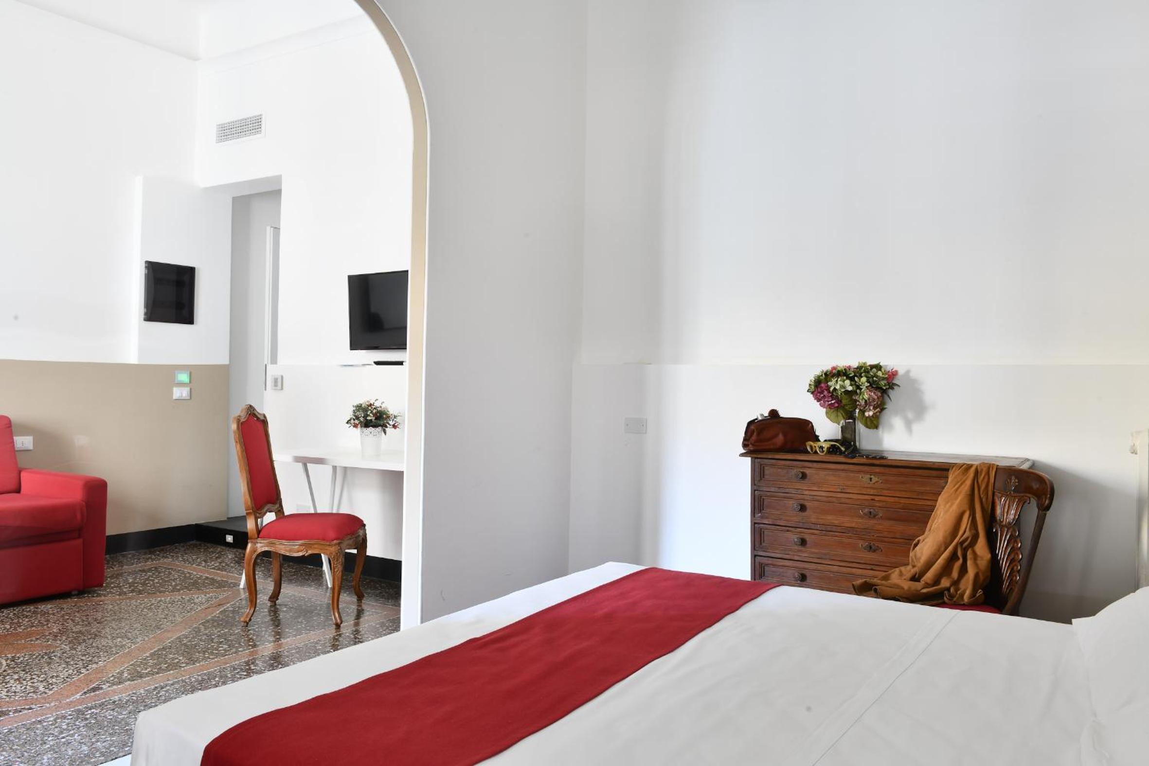 Deluxe Double or Twin Room photo 2
