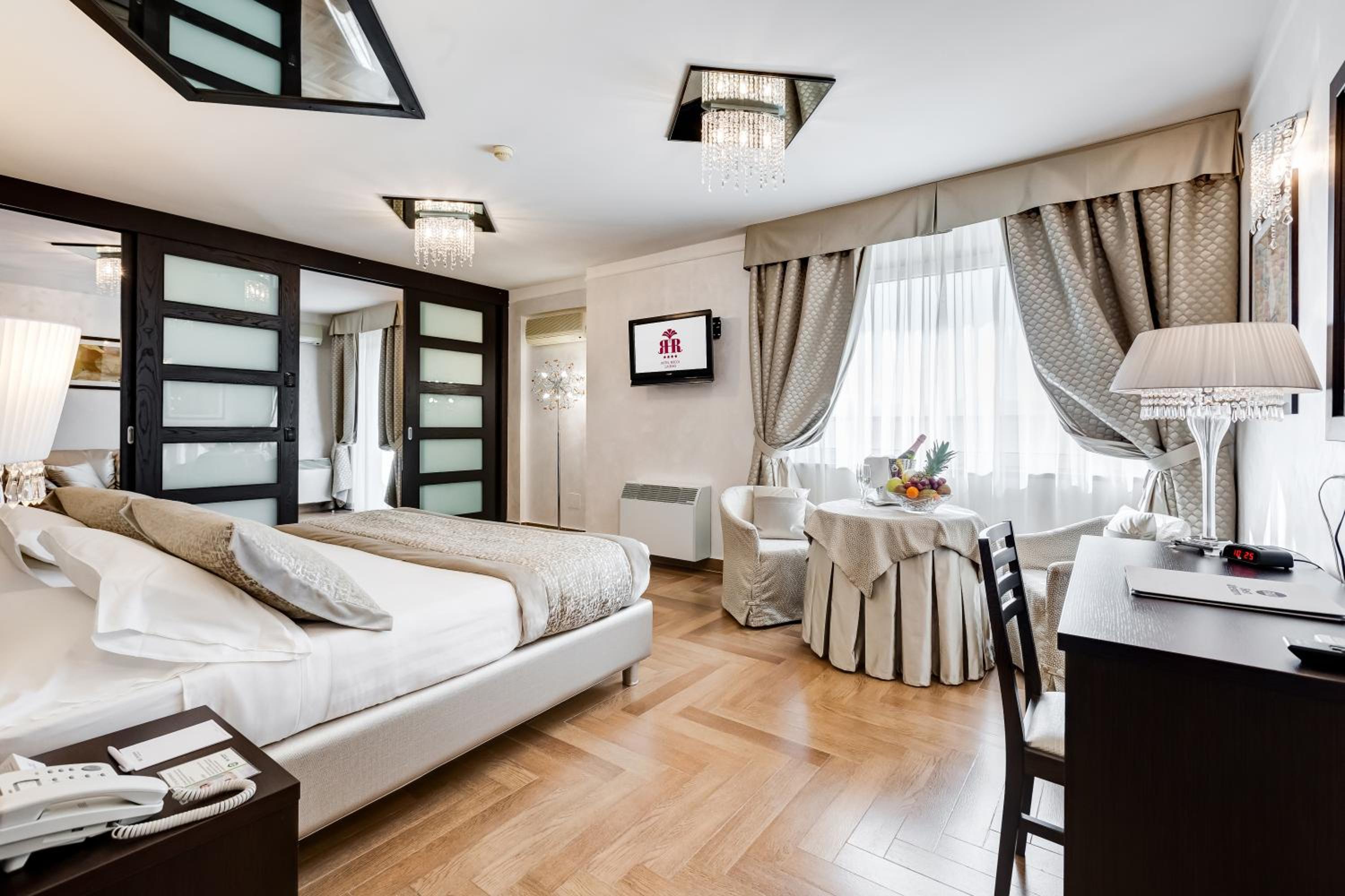 King Suite with Hot Tub and Walk-In Closet - Photo 9