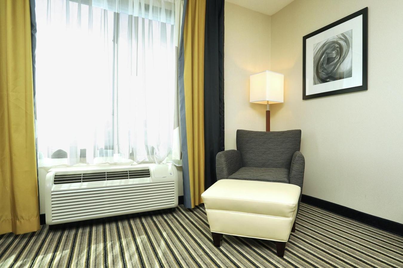Standard Queen Room with Two Queen Beds and Mobility Accessible Roll-In Shower - Photo 3