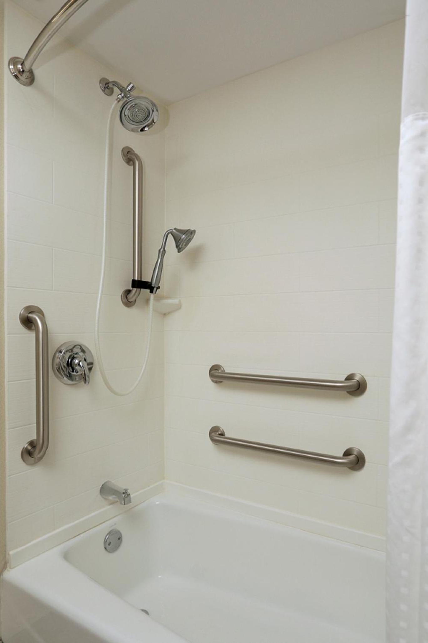 Queen Room with Two Queen Beds - Disability Access with Bath Tub - Photo 5