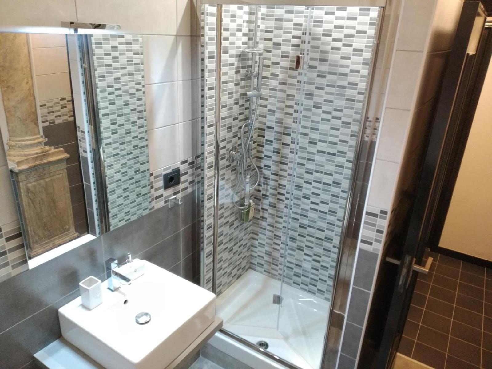 Double Room with Private External Bathroom - Photo 8