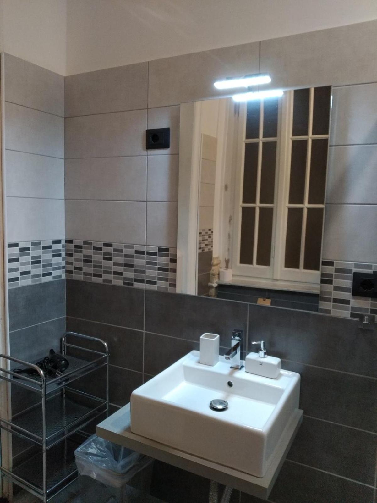 Double Room with Private External Bathroom - Photo 9