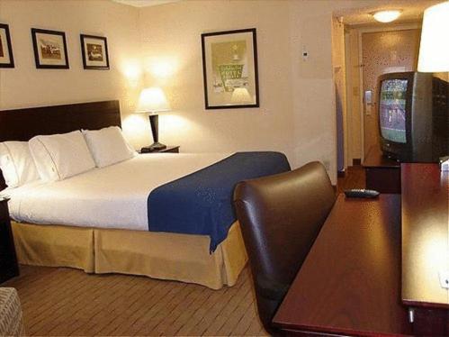 King Suite - Non-Smoking - Photo 1