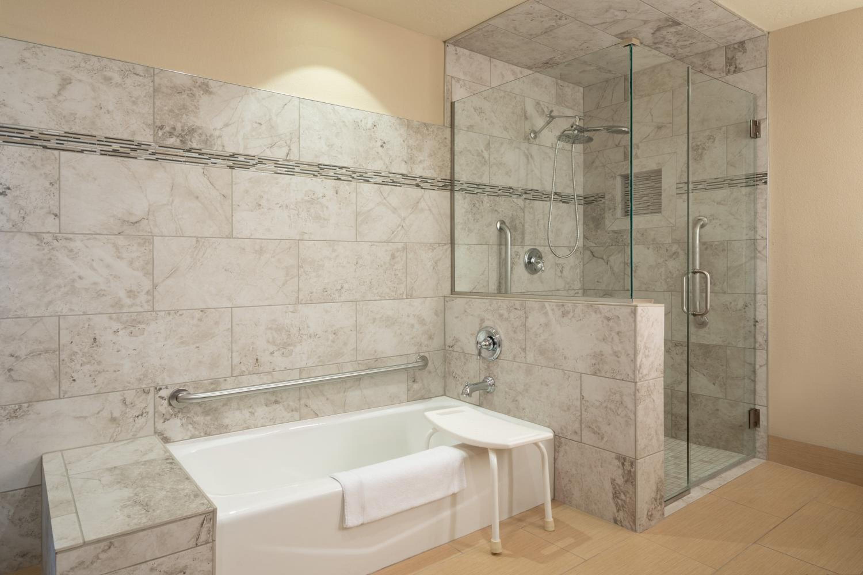 One-Bedroom King Suite - Mobility Access/Non-Smoking  - Photo 4