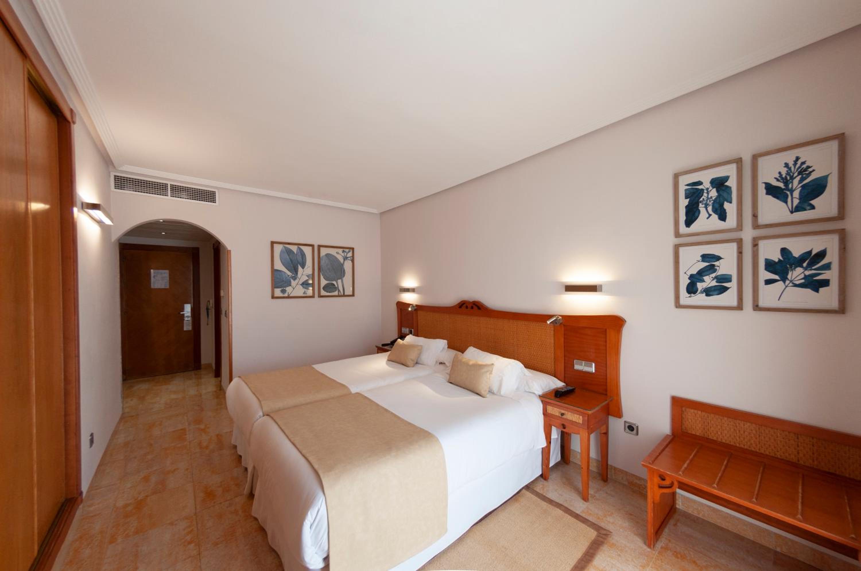Twin Room - Photo 2