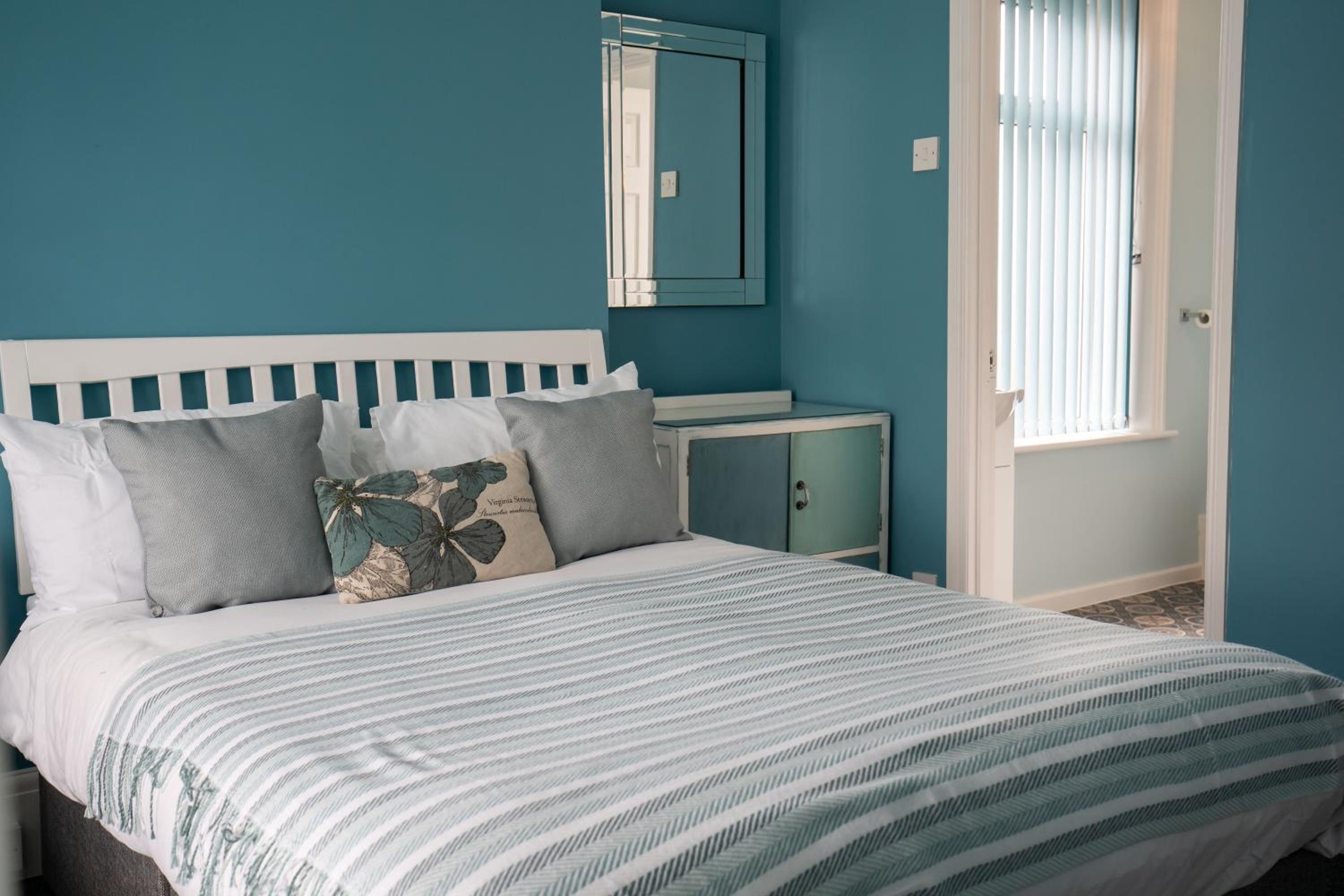 Deluxe Family Suite - Photo 4