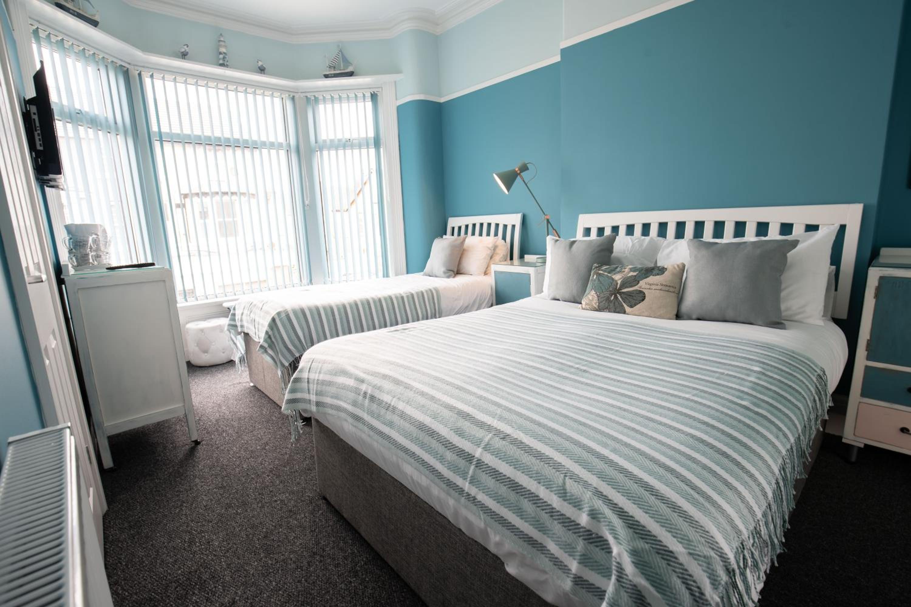 Deluxe Family Suite - Photo 3