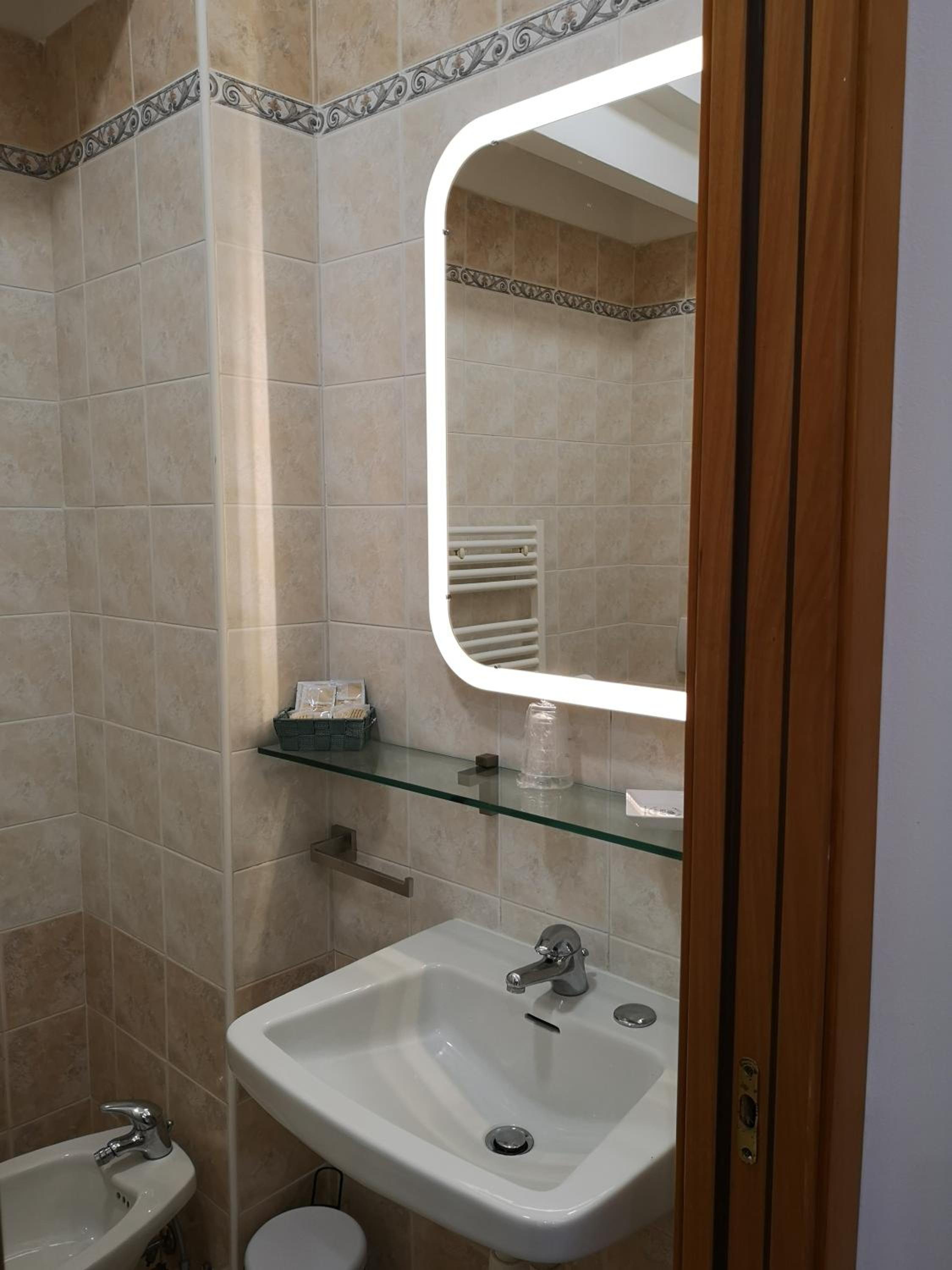 Double or Twin Room - Photo 3