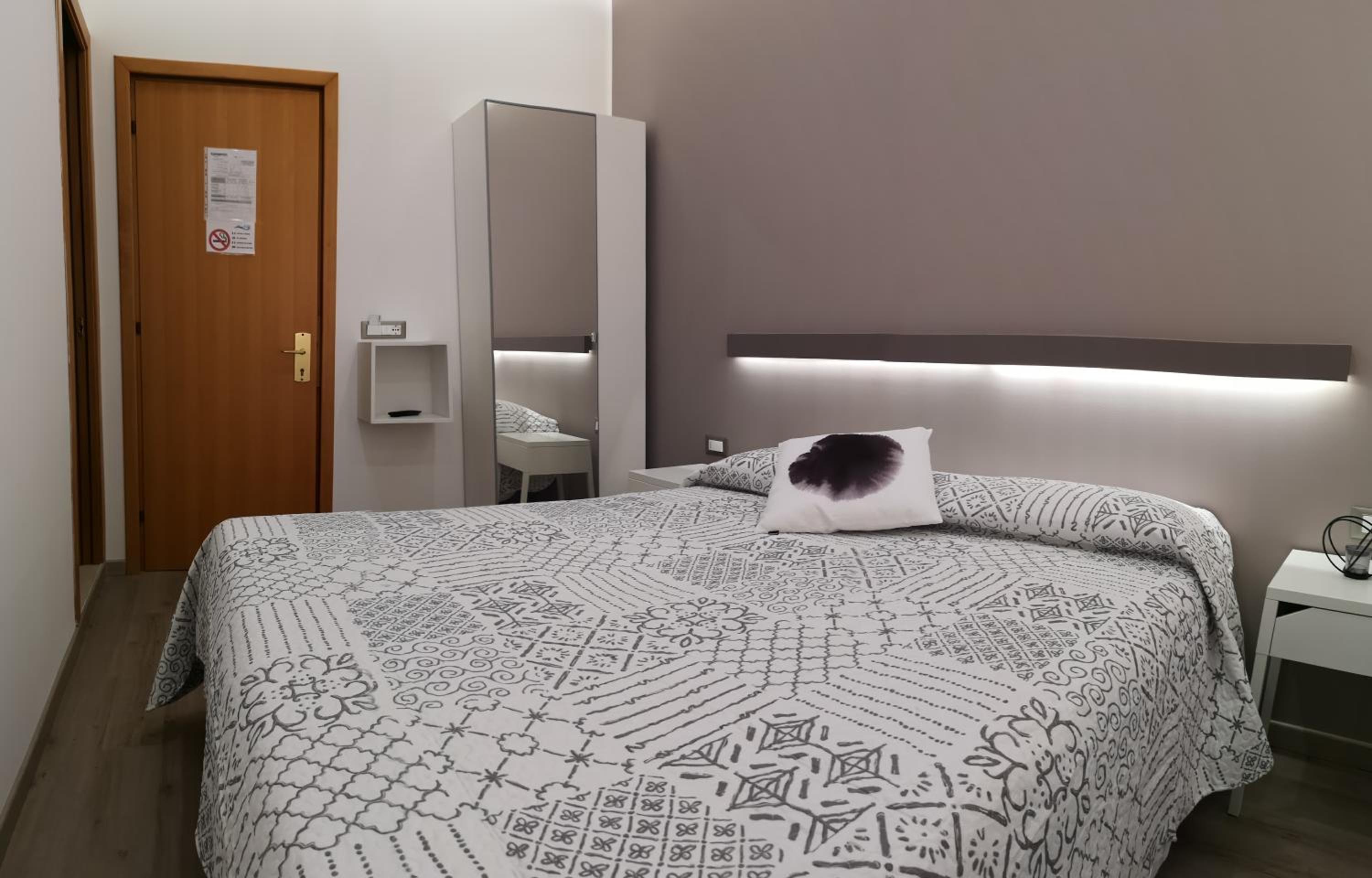 Double or Twin Room - Photo 5