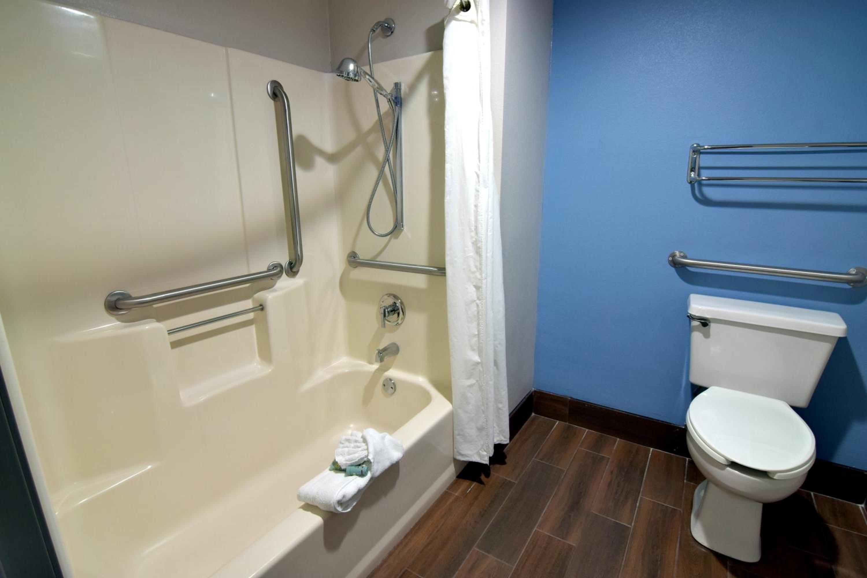 Queen Room with Mobility Accessible Bathtub - Photo 7