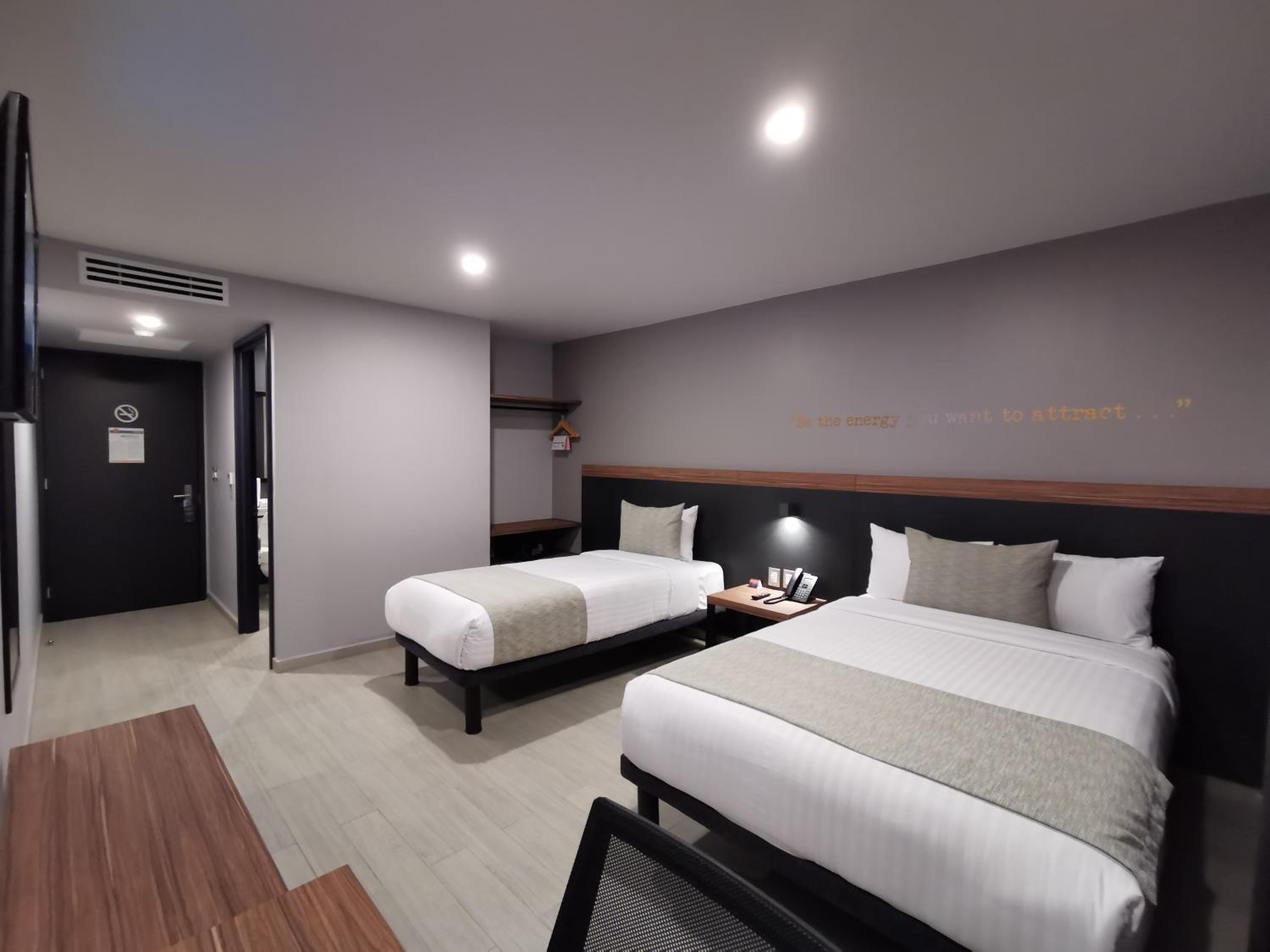 Queen Room - Disability Access photo 2